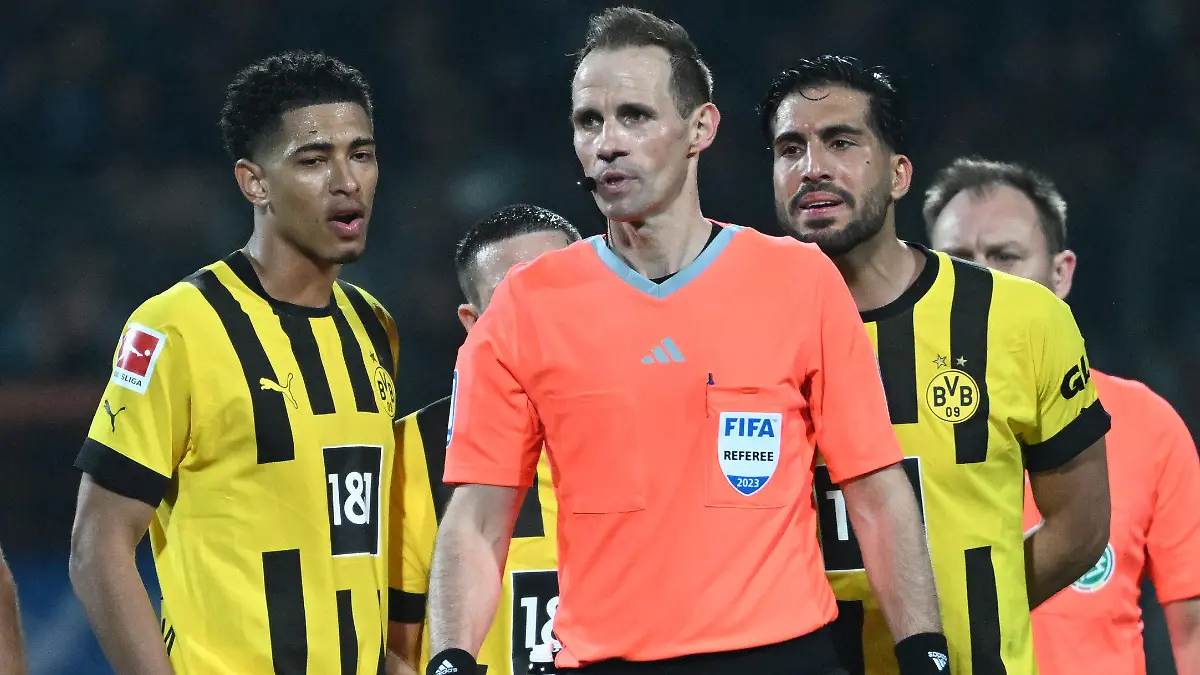 28.04.2023, Nordrhein-Westfalen, Bochum: Fußball: Bundesliga, VfL Bochum - Borussia Dortmund, 30. Spieltag im Vonovia Ruhrstadion, Dortmunds Jude Bellingham und Emre Can (r) appellieren an Schiedsrichter Sascha Stegemann. WICHTIGER HINWEIS: Gemäß den Vorgaben der DFL Deutsche Fußball Liga bzw. des DFB Deutscher Fußball-Bund ist es untersagt, in dem Stadion und/oder vom Spiel angefertigte Fotoaufnahmen in Form von Sequenzbildern und/oder videoähnlichen Fotostrecken zu verwerten bzw. verwerten zu lassen. Foto: Federico Gambarini/dpa +++ dpa-Bildfunk +++