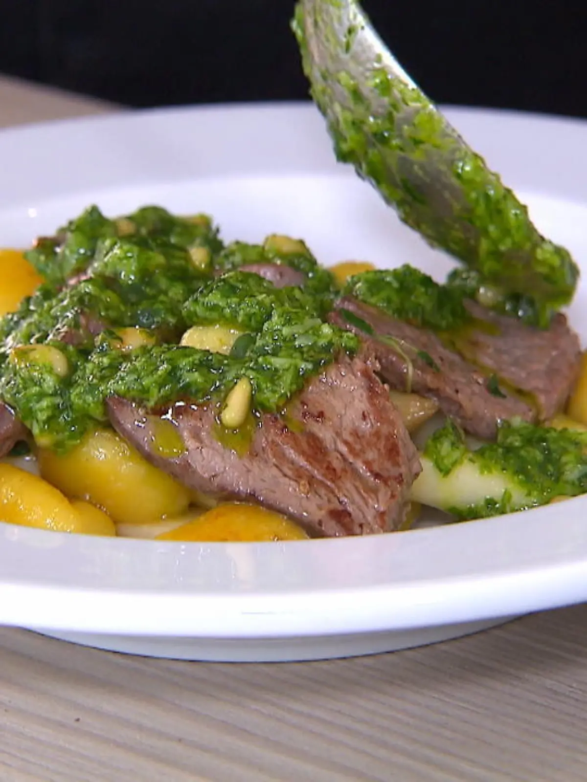 Unser Rezept für Spargel mit Bärlauch-Pesto geht nicht nur super schnell und ist verdammt lecker, im Video haben wir auch noch einen Trick versteckt, der Ihnen hilft, das Beste aus dem Spargel herauszuholen.