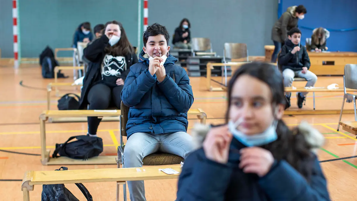 23.03.2021 , DU Duisburg , Schulkinder im Elly-Heuss-Knapp-Gymnasium am Grillopark 24 in Marxloh machen Corona - Schnelltests in der Sporthalle der Schule. Schüler und Schülerinnen machen den Corona - Schnelltest. *** 23 03 2021 , DU Duisburg , Schoolchildren in the Elly Heuss Knapp Gymnasium at Grillopark 24 in Marxloh do Corona quick tests in the schools gymnasium Pupils do the Corona quick test