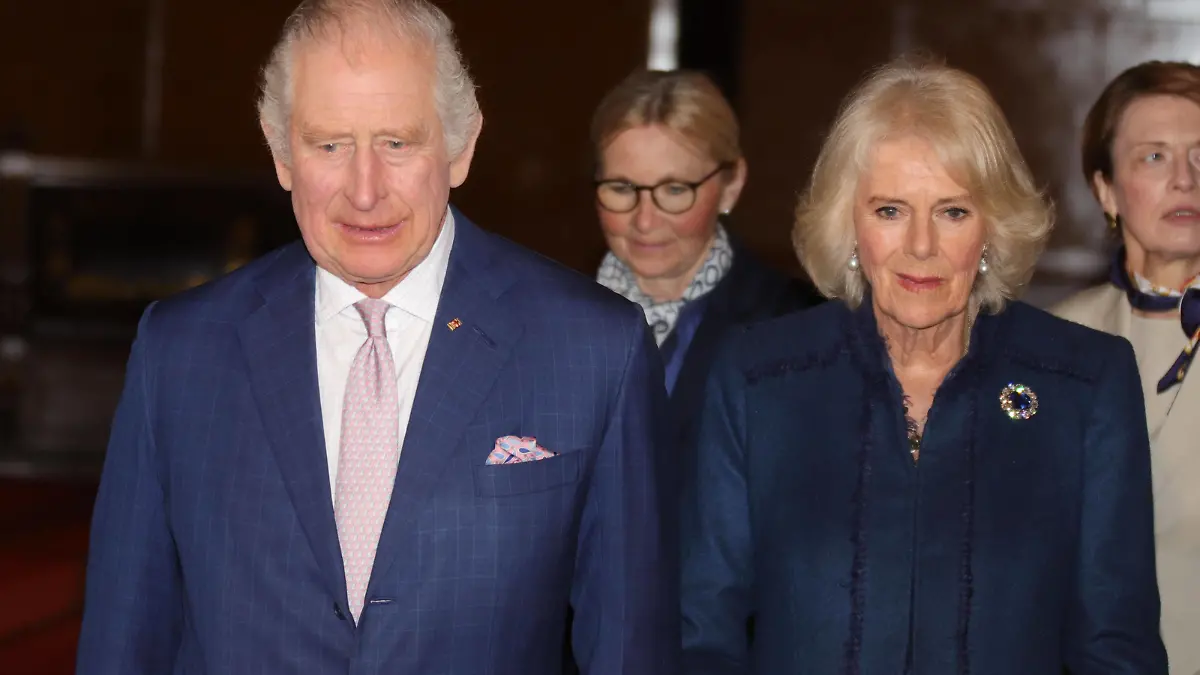 König Charles III. - Staatsbesuch in Hamburg König Charles III. und Königingemahlin Camilla, Staatsbesuch in Hamburg, 31.03.2023, Eintrag ins goldene Buch *** King Charles III state visit in Hamburg King Charles III and royal wife Camilla, state visit in Hamburg, 31 03 2023, entry in the golden book Copyright: xEventpressxBecherx
