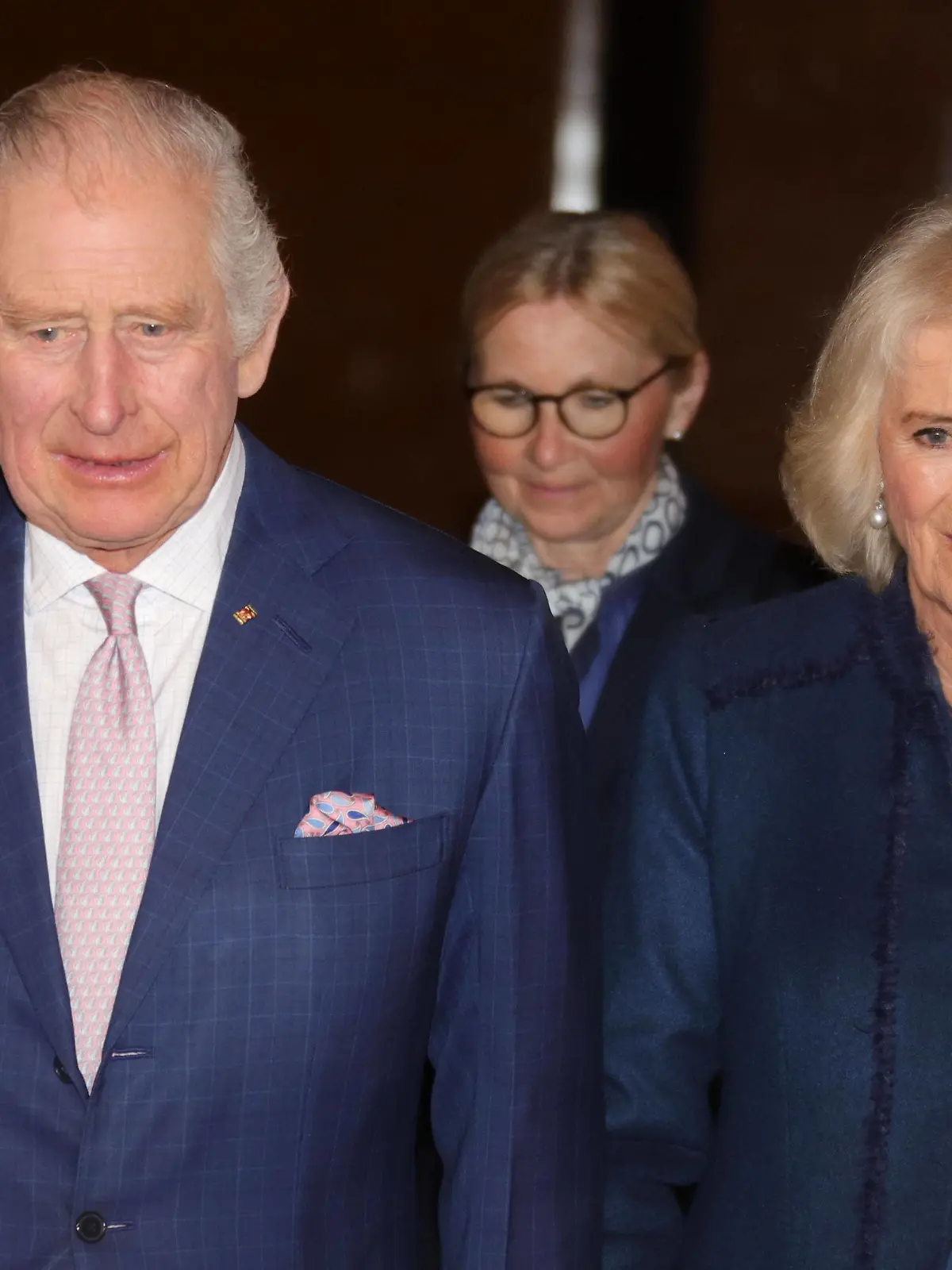 König Charles III. - Staatsbesuch in Hamburg König Charles III. und Königingemahlin Camilla, Staatsbesuch in Hamburg, 31.03.2023, Eintrag ins goldene Buch *** King Charles III state visit in Hamburg King Charles III and royal wife Camilla, state visit in Hamburg, 31 03 2023, entry in the golden book Copyright: xEventpressxBecherx