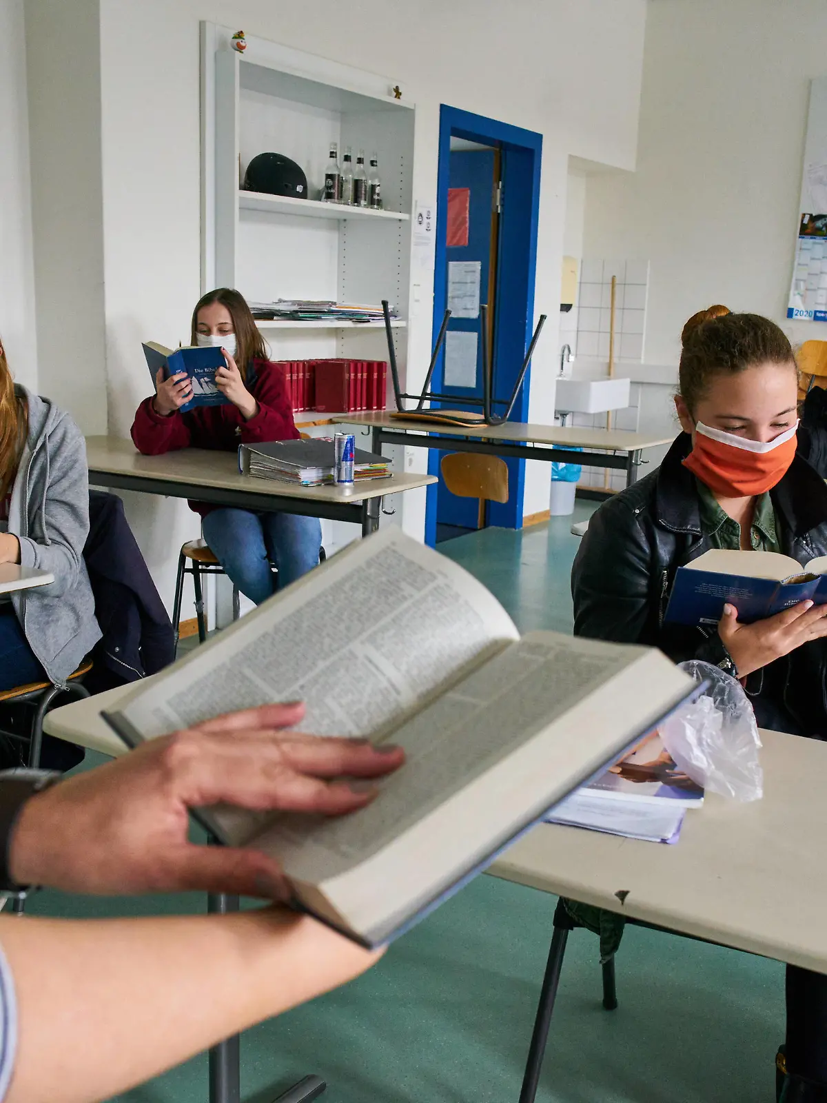  Marktoberdorf, Germany, April 27, 2020. Religion teaching. After a long break down, students of the final grade are back to high school Gymnasium due to the Corona virus disease COVID-19 on April 27, 2020 in Marktoberdorf, Germany. Advice: Property released