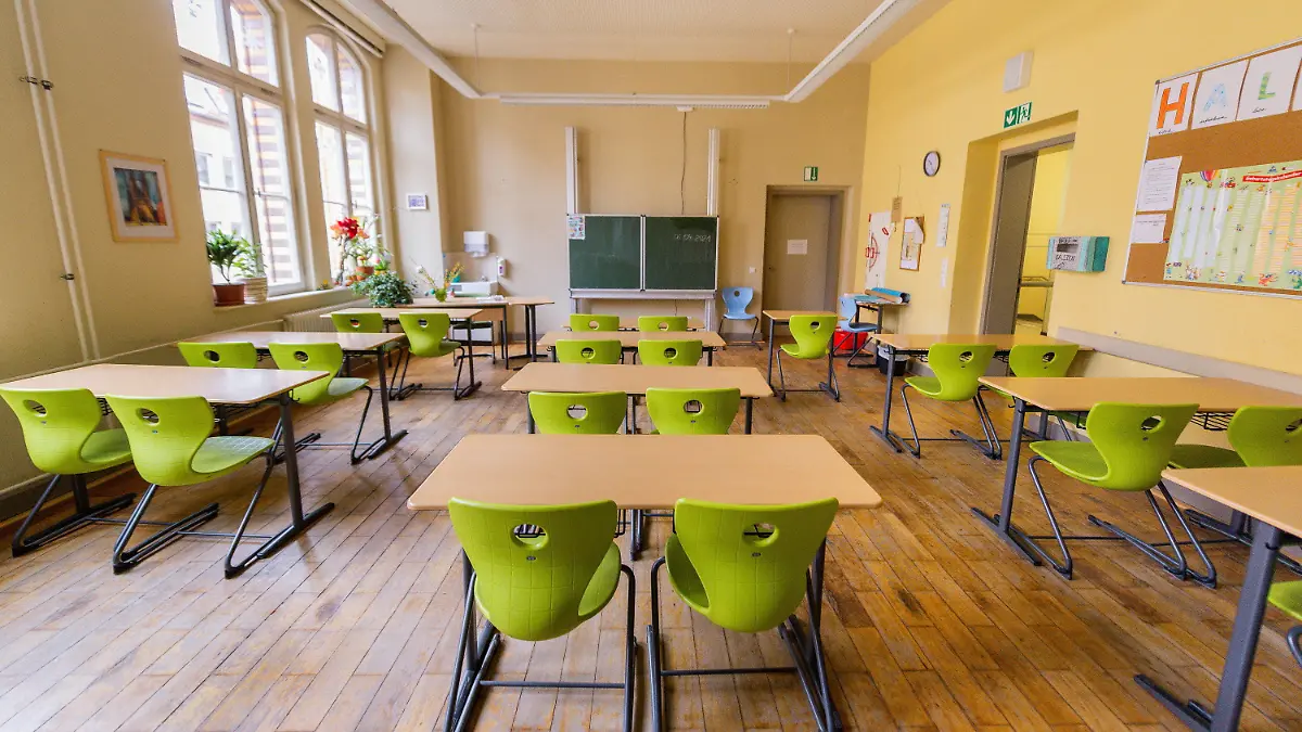 06.04.2021, Sachsen-Anhalt, Halle (Saale): Ein Klassenzimmer im Lyonel-Feininger-Gymnasium ist leer und verwaist. Wegen der hohen Inzidenz in Halle bleiben die Schulen, bis auf vereinzelte Notbetreuungen, geschlossen. Foto: Holger John/dpa-Zentralbild/dpa +++ dpa-Bildfunk +++