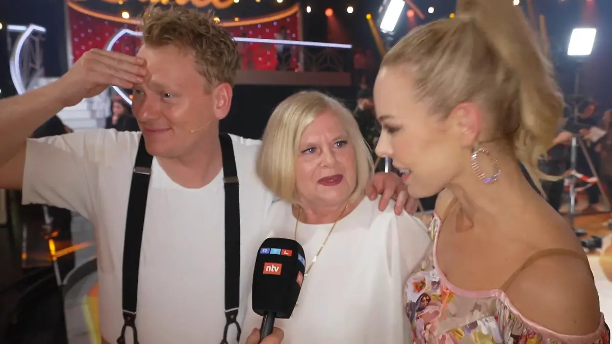 Entertainer Jens "Knossi" Knossalla ist völlig fertig! Er ist unter den fünf besten "Let's Dance"-Kandidaten 2023 und das macht auch seine Mama Ida und Tanzpartnerin Isabel Edvardsson mächtig stolz