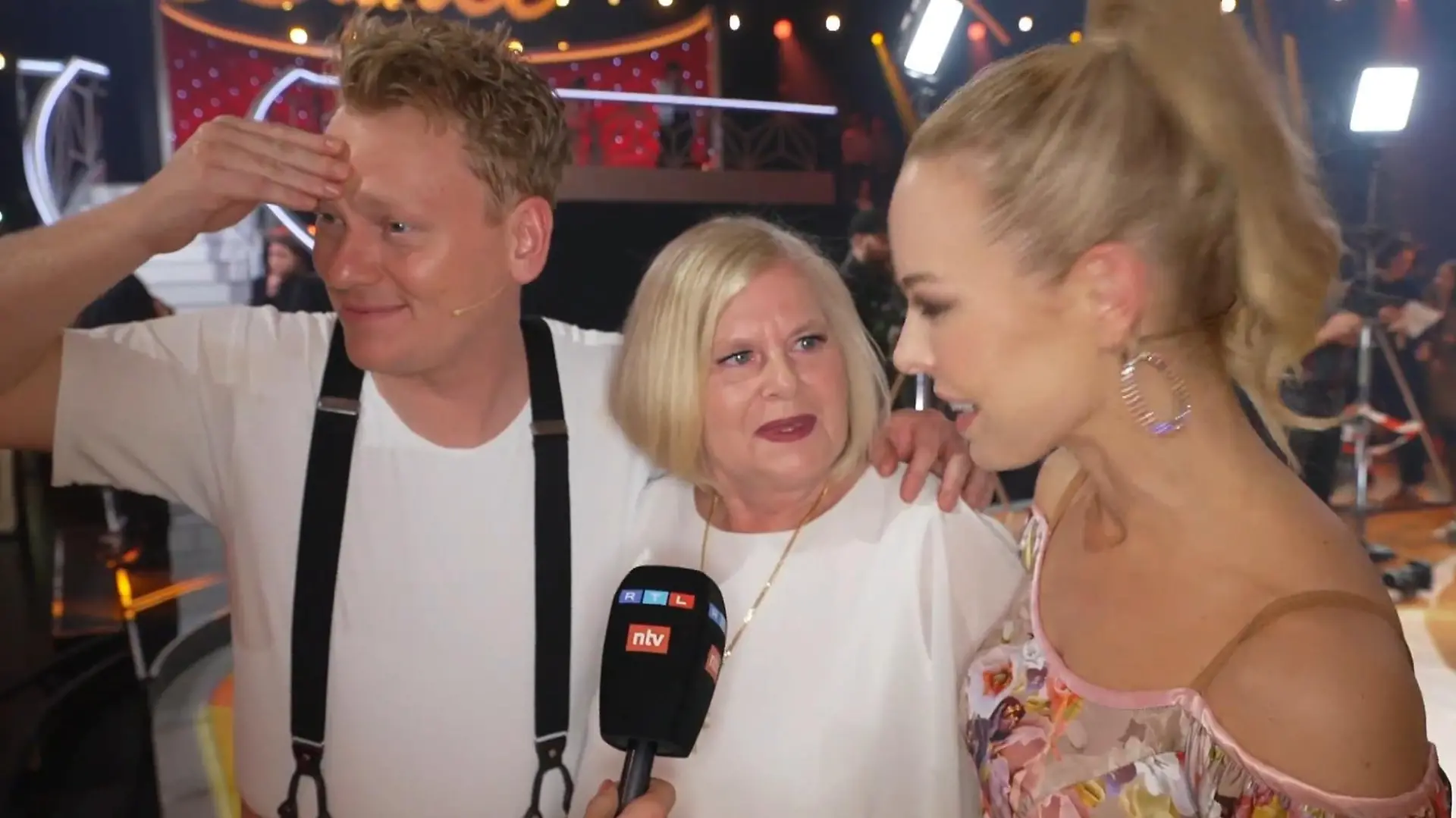Entertainer Jens "Knossi" Knossalla ist völlig fertig! Er ist unter den fünf besten "Let's Dance"-Kandidaten 2023 und das macht auch seine Mama Ida und Tanzpartnerin Isabel Edvardsson mächtig stolz