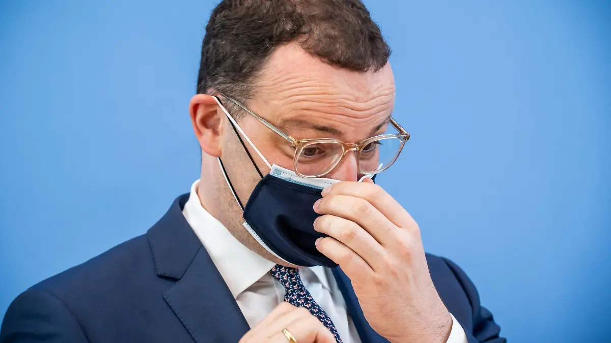 10.06.2021, Berlin: Jens Spahn (CDU), Bundesminister für Gesundheit, setzt sich nach der regelmäßigen Pressekonferenz zur Corona-Lage seine Masken auf. Thema der Pressekonferenz war unter anderem der digitale Impfpass. Foto: Michael Kappeler/dpa +++ dpa-Bildfunk +++