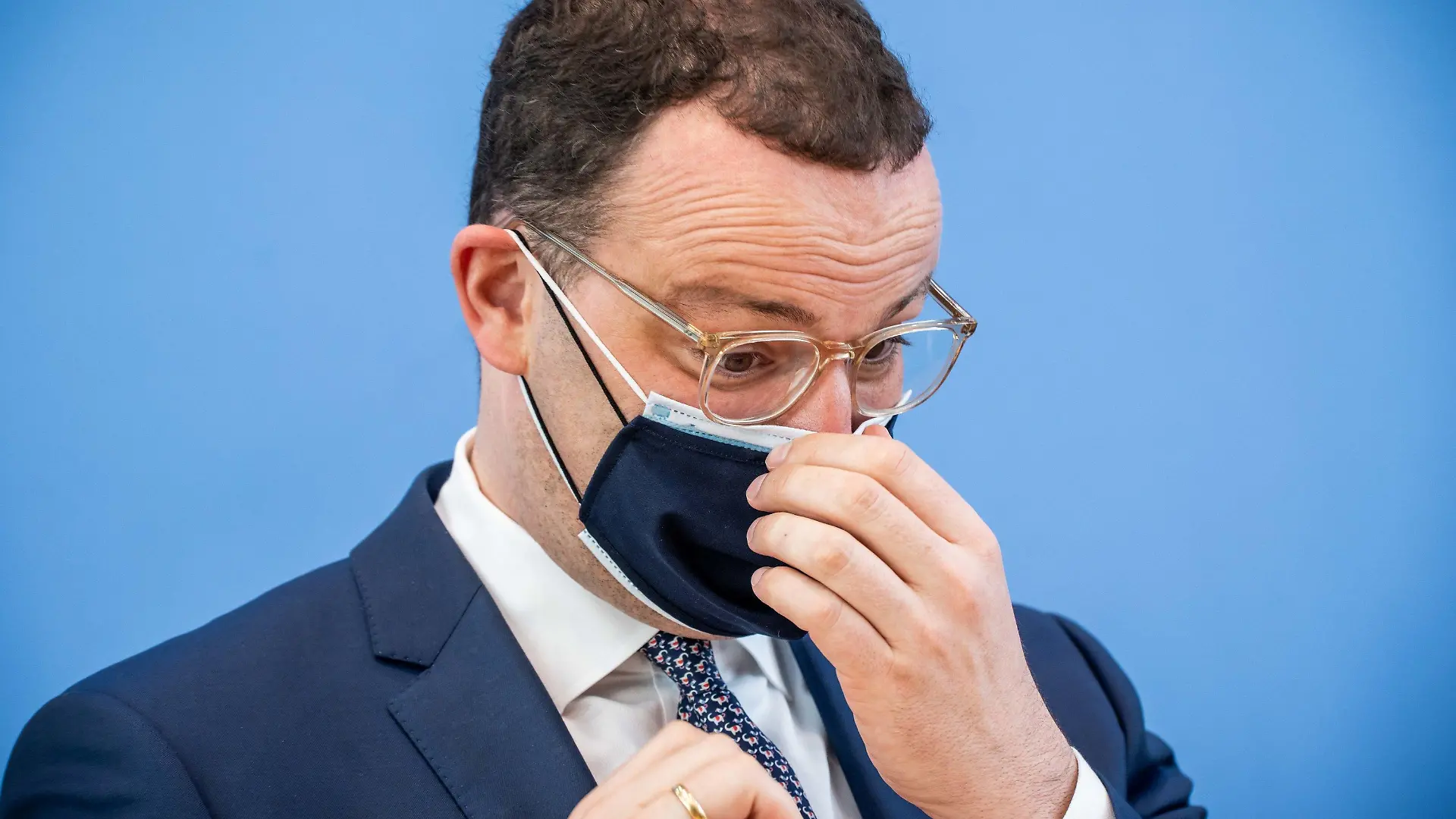 10.06.2021, Berlin: Jens Spahn (CDU), Bundesminister für Gesundheit, setzt sich nach der regelmäßigen Pressekonferenz zur Corona-Lage seine Masken auf. Thema der Pressekonferenz war unter anderem der digitale Impfpass. Foto: Michael Kappeler/dpa +++ dpa-Bildfunk +++