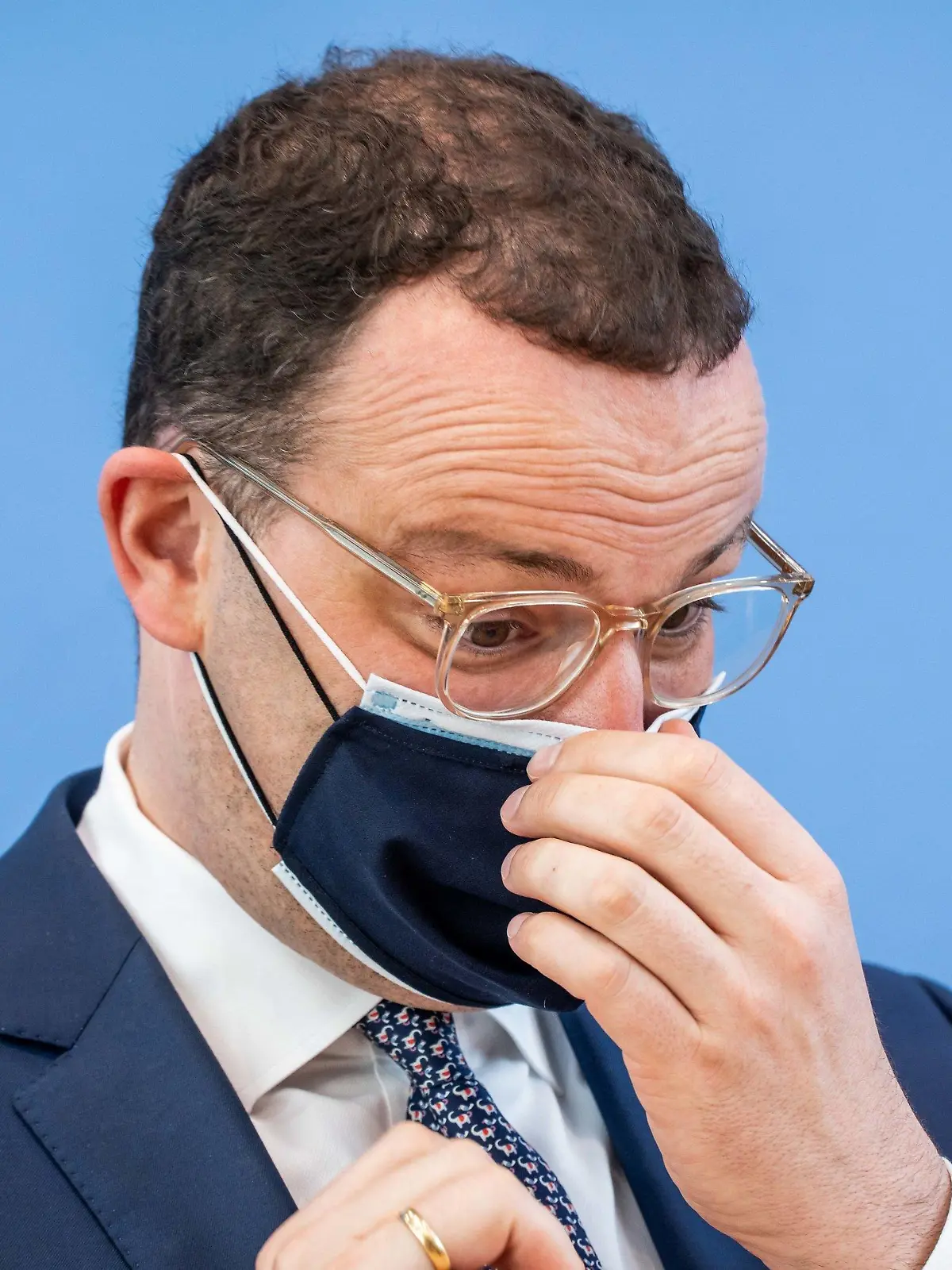 10.06.2021, Berlin: Jens Spahn (CDU), Bundesminister für Gesundheit, setzt sich nach der regelmäßigen Pressekonferenz zur Corona-Lage seine Masken auf. Thema der Pressekonferenz war unter anderem der digitale Impfpass. Foto: Michael Kappeler/dpa +++ dpa-Bildfunk +++