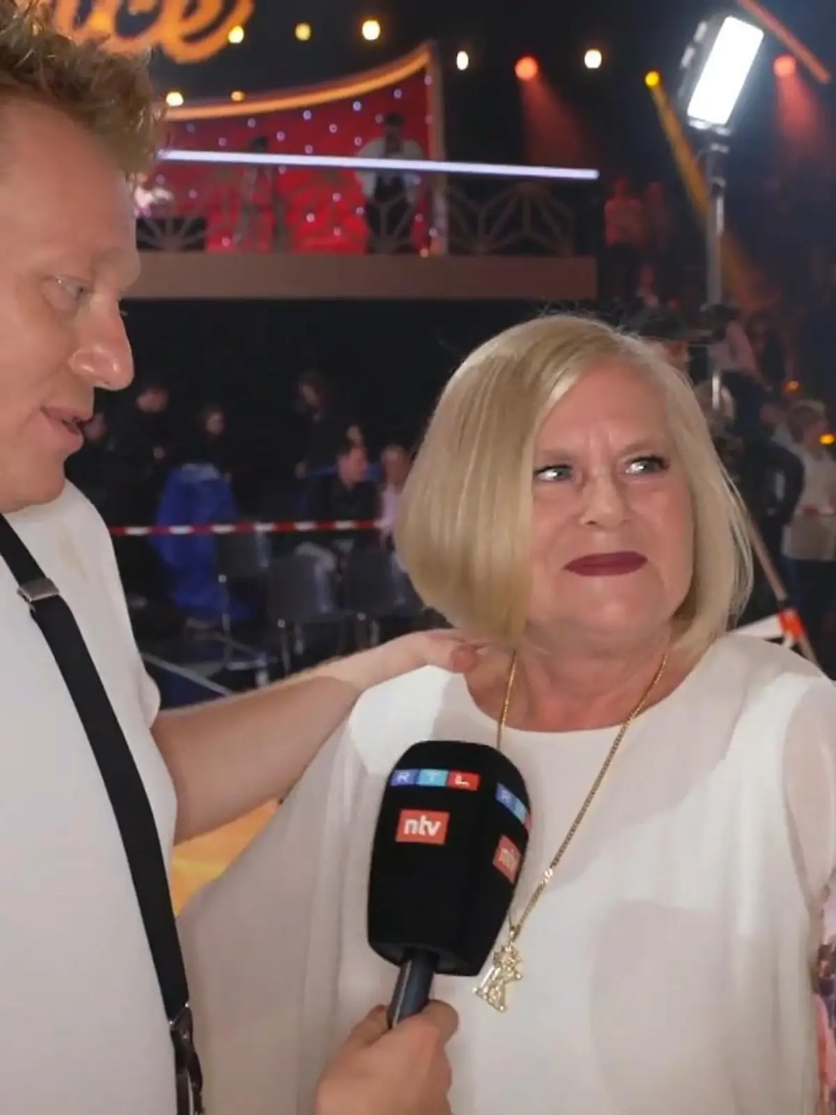 Jens "Knossi" Knossalla mit seiner Mama Ida und "Let's Dance"-Profi-Tanzpartnerin Isabel Edvardsson