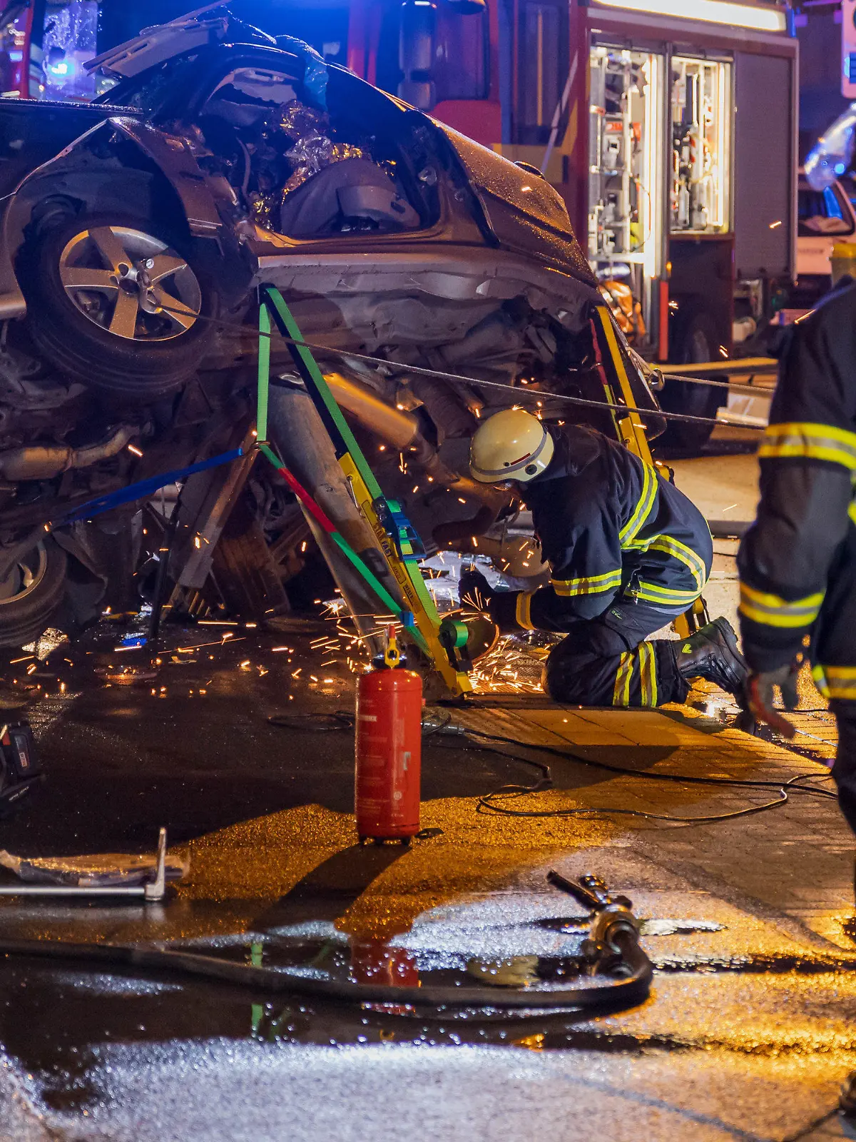 29.04.2023, Nordrhein-Westfalen, Hürth: In Hürth bei Köln bergen Einsatzkräfte ein völlig zerstörtes Autowrack. Nach einem schweren Unfall ist ein Autofahrer geflohen und hat einen ums Leben gekommenen 44-jährigen Beifahrer und einen schwer verletzten Jungen zurückgelassen. Der Fahrer, der am Freitagabend mit dem Auto gegen einen Ampelmast geschleudert war, sei Zeugen zufolge in ein anderes Auto eingestiegen und geflohen, teilten die Ermittlungsbehörden am Samstag mit. (zu dpa: "Autofahrer flieht und lässt toten Beifahrer und Verletzten zurück") Foto: Lars Jäger/dpa - ACHTUNG: Autokennzeichen gepixelt +++ dpa-Bildfunk +++