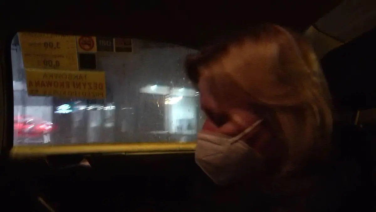Reporterin Alexandra Callenius reist nachts durch Warschau.