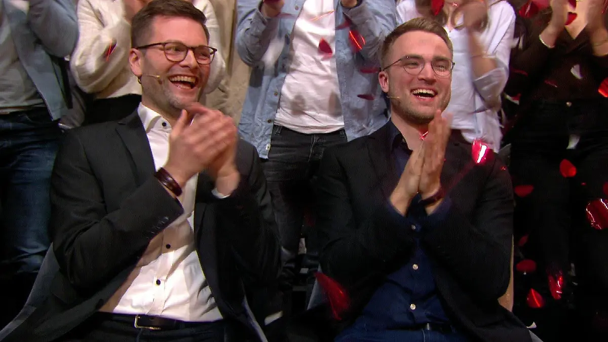 Traumhochzeit gewonnen! Simon und Simon können ihr Glück kaum glauben: Für sie heißt es am Sonntagabend bei "Denn sie wissen nicht, was passiert" tatsächlich: "Ja, ich will!"