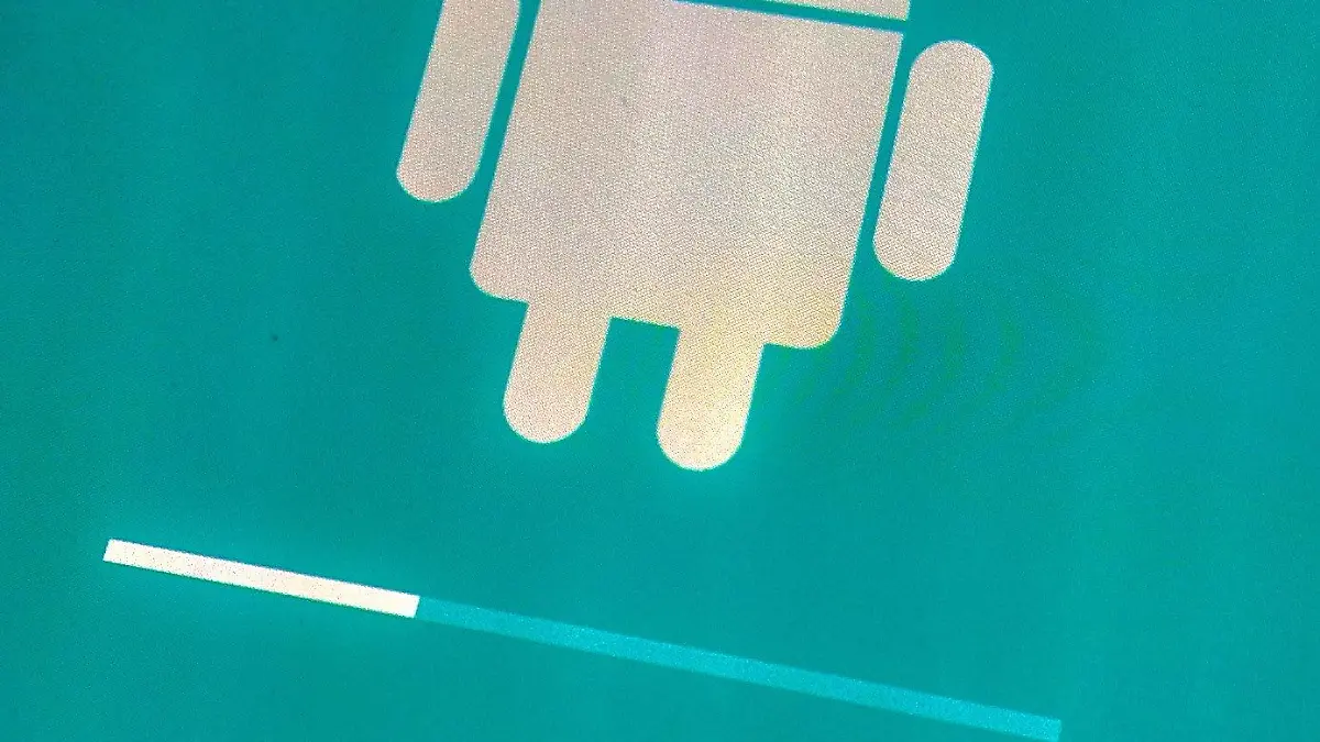 Updates des Betriebssystems eines Smartphones sind immer eine spannende Angelegenheit und stets mit ein wenig Bangen verbunden, ob es auch glatt geht. Hier schreitet die Installation auf einem Samsung Galaxy Mobiltelefon gut voran. Aufgenommen in Köln am 07.07.2015. Foto: Maximilian Schönherr