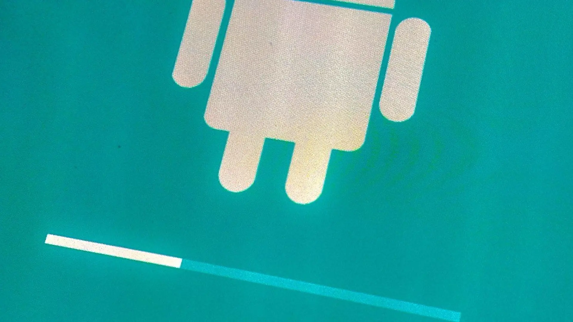 Updates des Betriebssystems eines Smartphones sind immer eine spannende Angelegenheit und stets mit ein wenig Bangen verbunden, ob es auch glatt geht. Hier schreitet die Installation auf einem Samsung Galaxy Mobiltelefon gut voran. Aufgenommen in Köln am 07.07.2015. Foto: Maximilian Schönherr