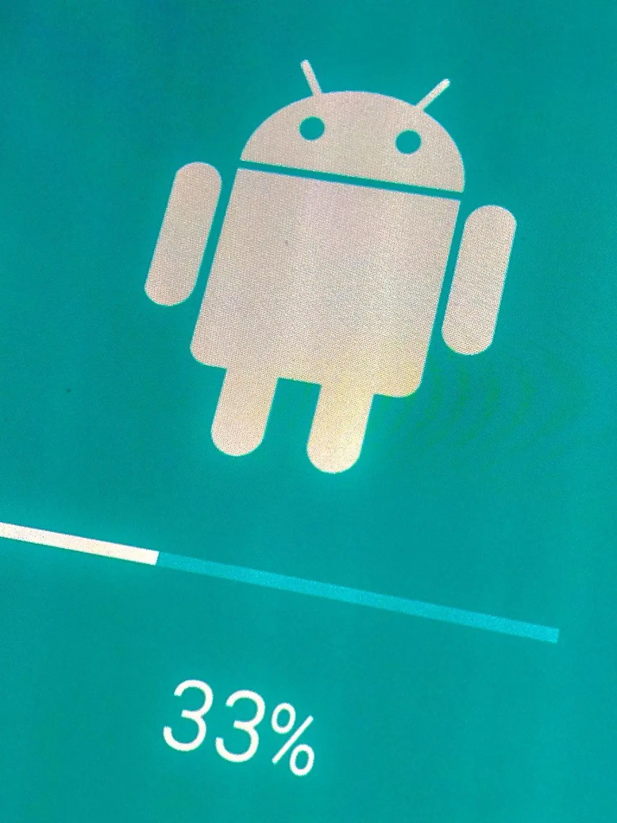 Updates des Betriebssystems eines Smartphones sind immer eine spannende Angelegenheit und stets mit ein wenig Bangen verbunden, ob es auch glatt geht. Hier schreitet die Installation auf einem Samsung Galaxy Mobiltelefon gut voran. Aufgenommen in Köln am 07.07.2015. Foto: Maximilian Schönherr