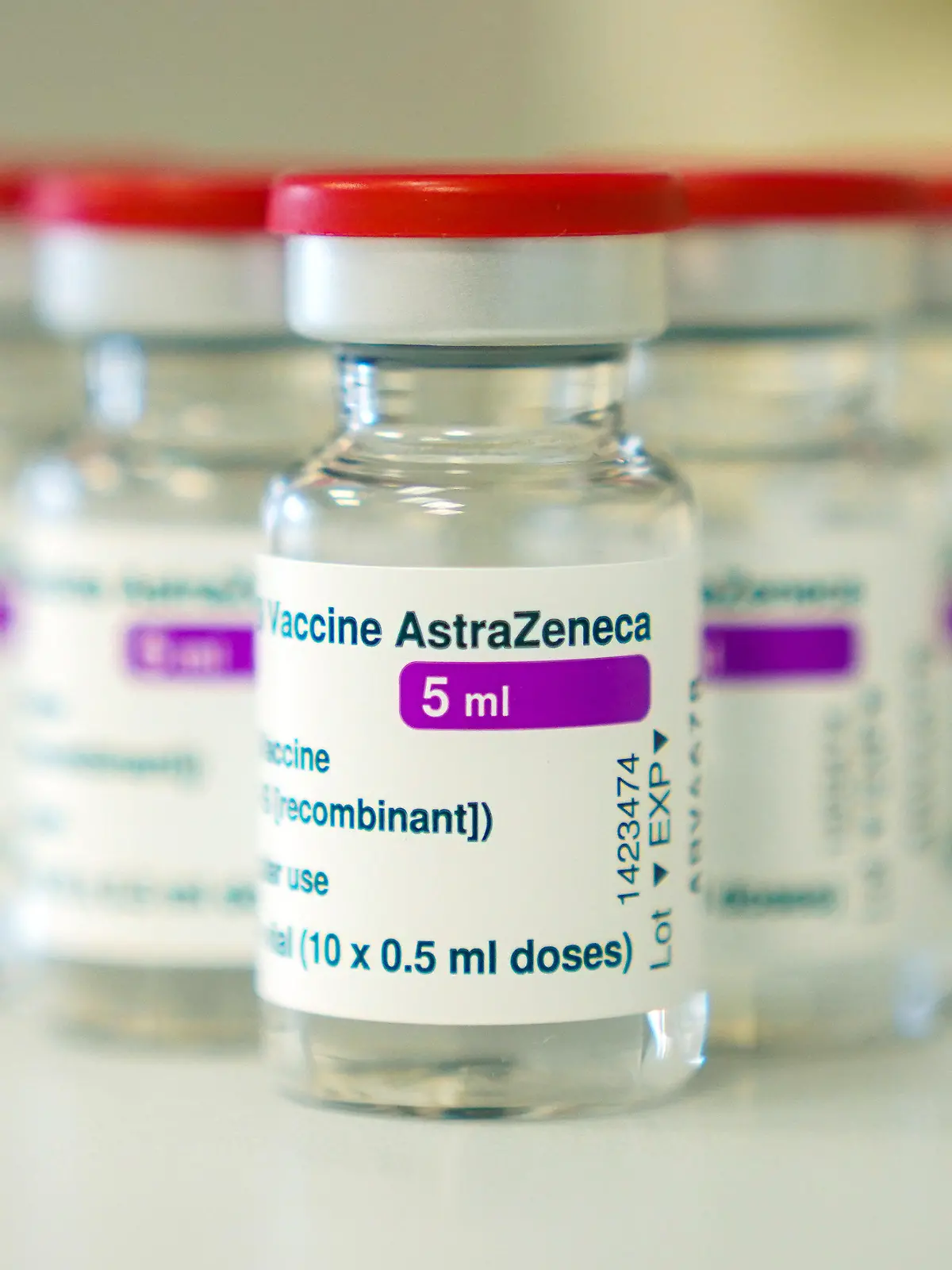 ARCHIV - 09.03.2021, Bayern, Naila: Auf einem Tisch in einer Hausarztpraxis stehen Ampullen mit dem Covid-19 Impfstoff des schwedisch-britischen Pharmakonzerns AstraZeneca. (zu dpa ««New York Times»: In den USA stapeln sich Millionen Dosen Astrazeneca») Foto: Nicolas Armer/dpa +++ dpa-Bildfunk +++