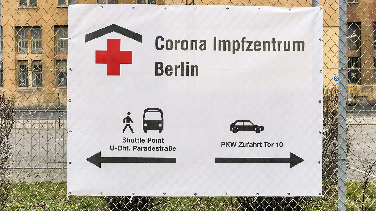  15.03.2021,Berlin,Deutschland,GER,Corona-Impfzentrum Flughafen Tempelhof AstraZeneca *** 15 03 2021,Berlin,Germany,GER,Corona Vaccination Center Tempelhof Airport AstraZeneca
