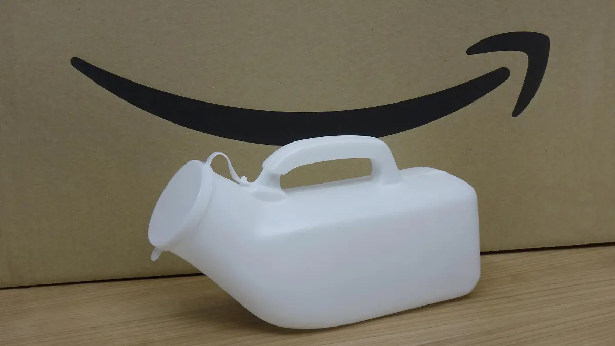 Urinflasche steht vor einem Amazon-Karton.