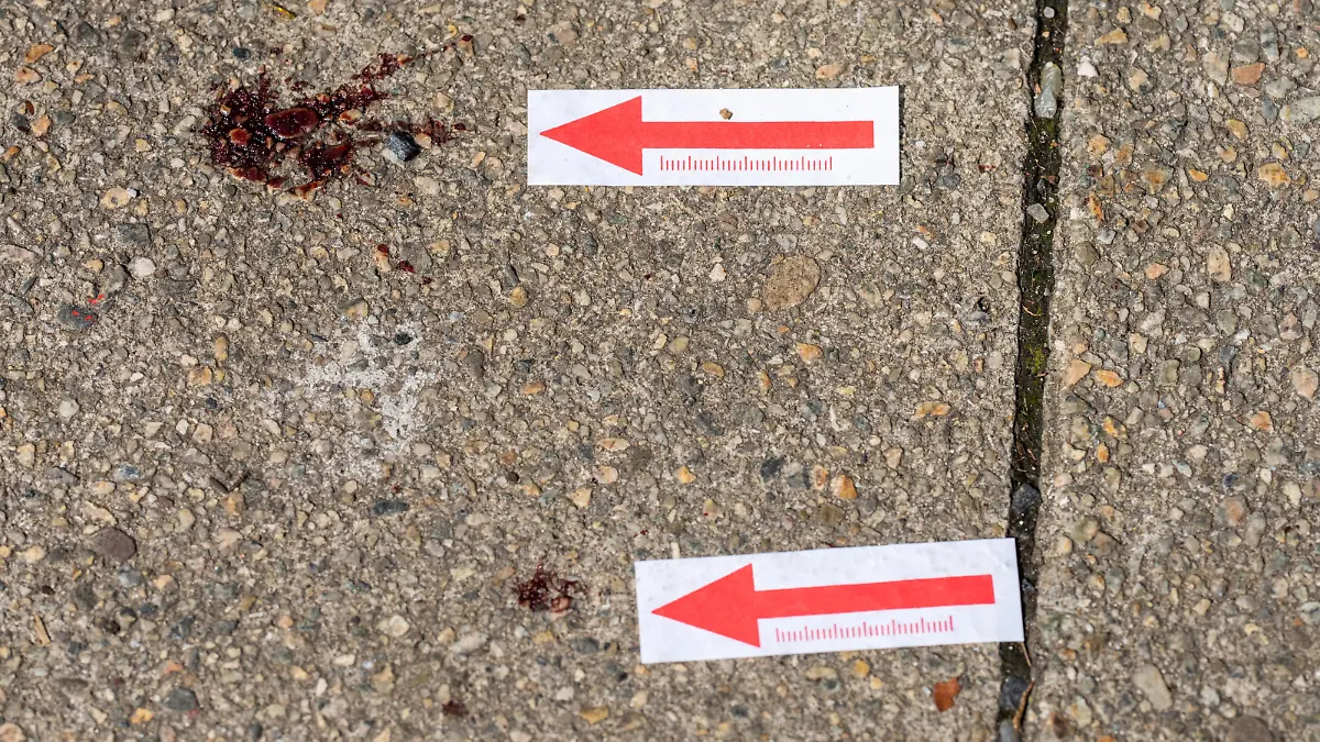 ABD0072_20230420 - WIEN - ÖSTERREICH: Nach einem Überfall in der U6-Station Jägerstraße in Wien ist das Opfer im Spital seinen Verletzungen erlegen. Im Bild: Blutspritzer und Markierung der Spurensicherung vor dem Eingang zur U6-Station Jägerstraße; aufgenommen am Donnerstag, 20. April 2023, in Wien. - FOTO: APA/GEORG HOCHMUTH - 20230420_PD5605