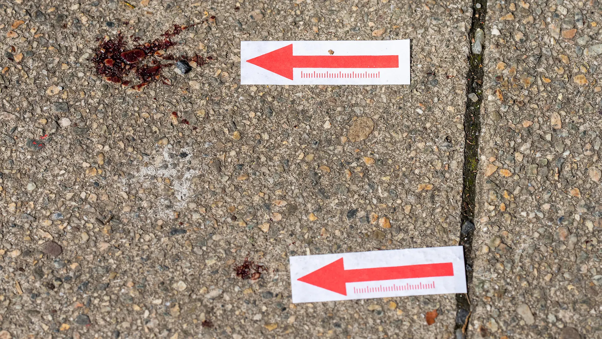 ABD0072_20230420 - WIEN - ÖSTERREICH: Nach einem Überfall in der U6-Station Jägerstraße in Wien ist das Opfer im Spital seinen Verletzungen erlegen. Im Bild: Blutspritzer und Markierung der Spurensicherung vor dem Eingang zur U6-Station Jägerstraße; aufgenommen am Donnerstag, 20. April 2023, in Wien. - FOTO: APA/GEORG HOCHMUTH - 20230420_PD5605
