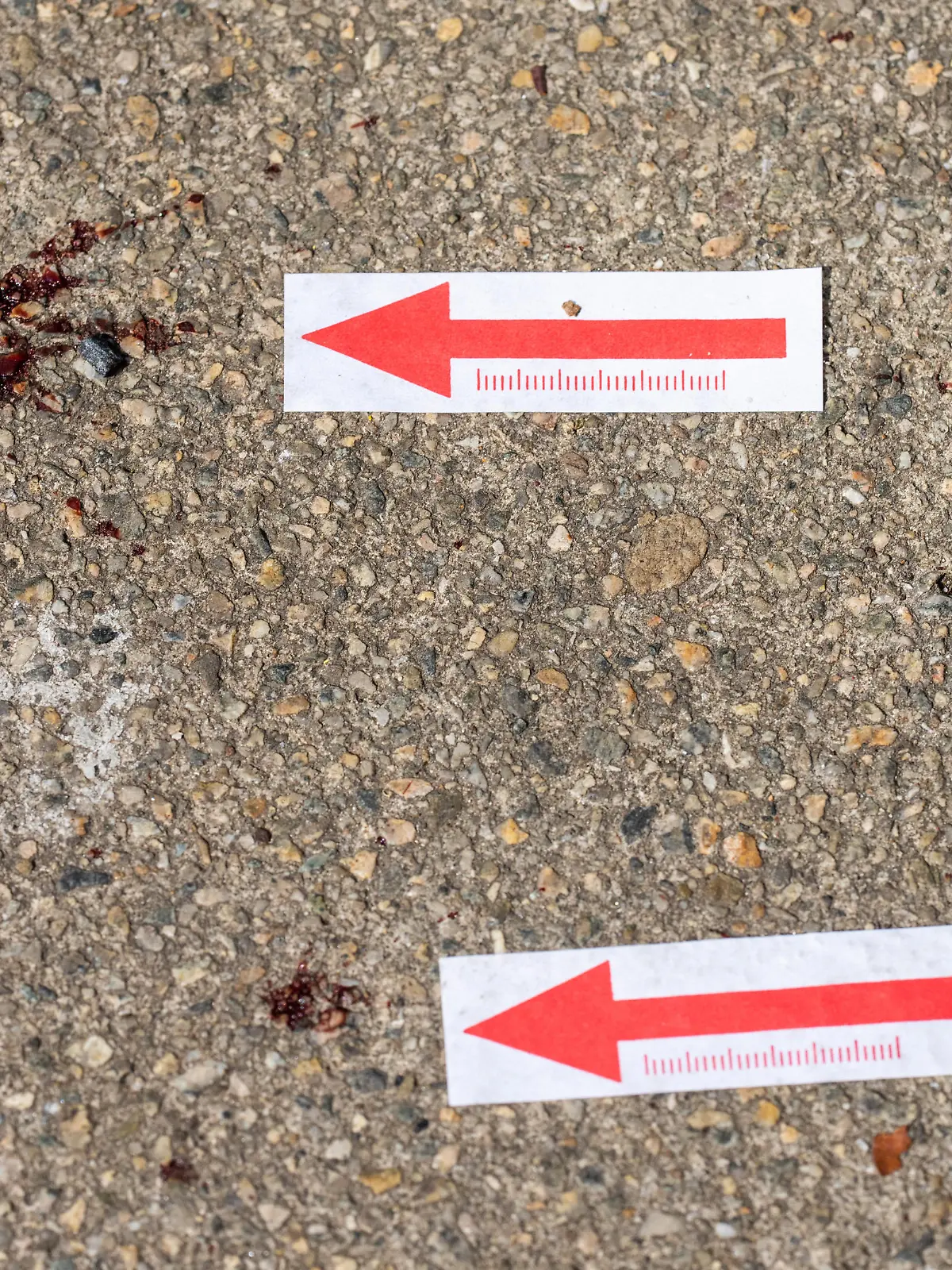 ABD0072_20230420 - WIEN - ÖSTERREICH: Nach einem Überfall in der U6-Station Jägerstraße in Wien ist das Opfer im Spital seinen Verletzungen erlegen. Im Bild: Blutspritzer und Markierung der Spurensicherung vor dem Eingang zur U6-Station Jägerstraße; aufgenommen am Donnerstag, 20. April 2023, in Wien. - FOTO: APA/GEORG HOCHMUTH - 20230420_PD5605