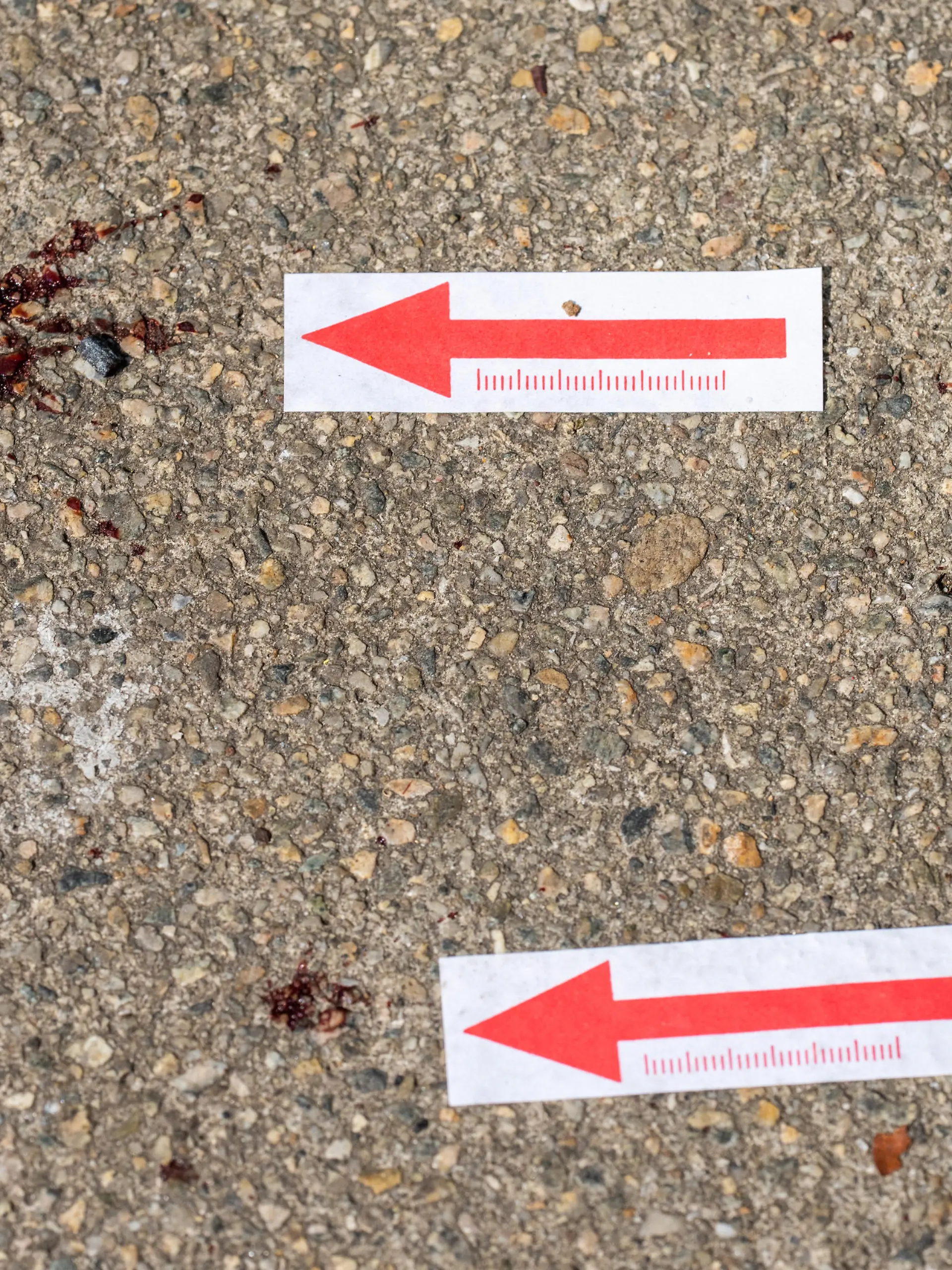 ABD0072_20230420 - WIEN - ÖSTERREICH: Nach einem Überfall in der U6-Station Jägerstraße in Wien ist das Opfer im Spital seinen Verletzungen erlegen. Im Bild: Blutspritzer und Markierung der Spurensicherung vor dem Eingang zur U6-Station Jägerstraße; aufgenommen am Donnerstag, 20. April 2023, in Wien. - FOTO: APA/GEORG HOCHMUTH - 20230420_PD5605