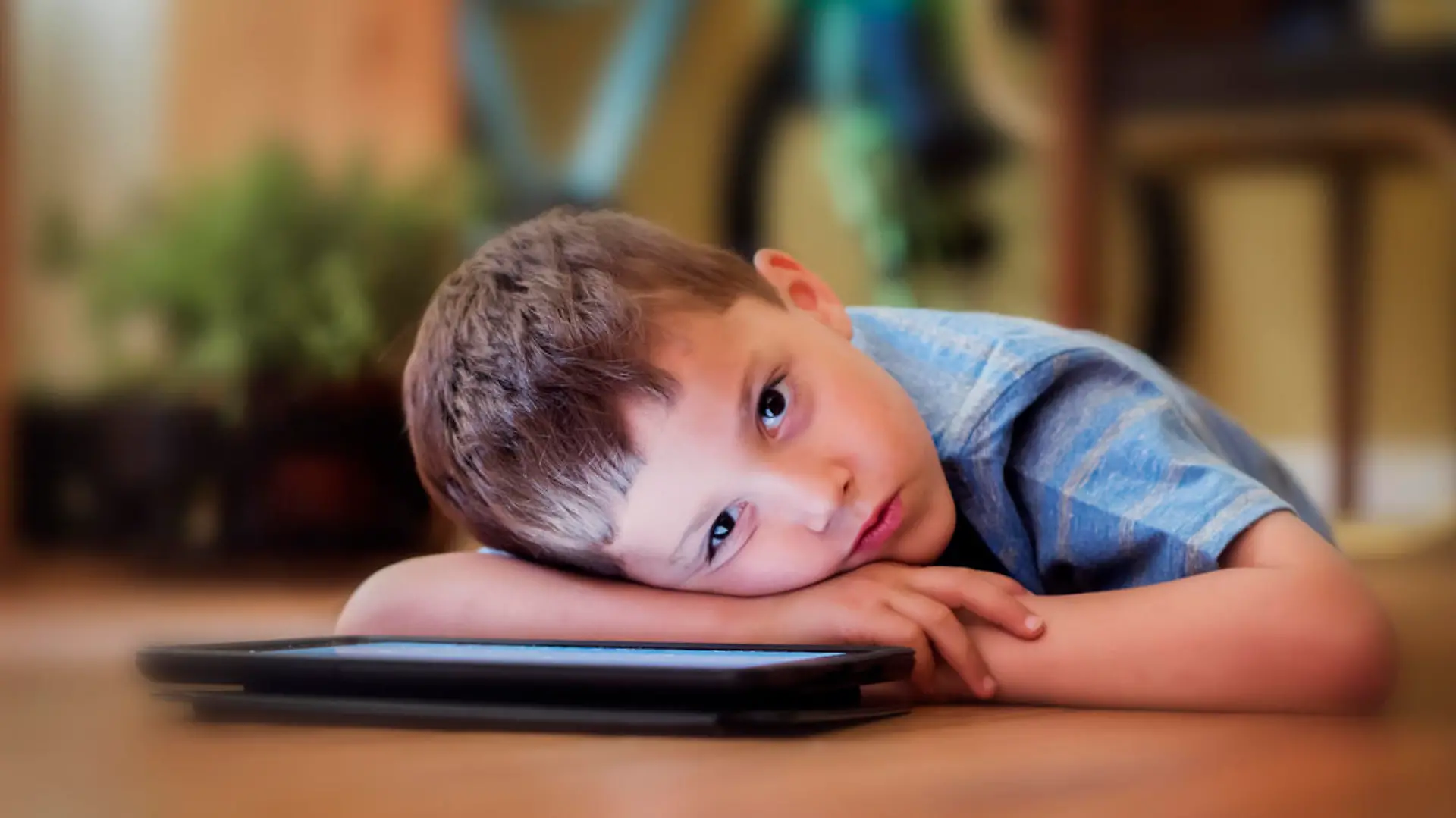 Kindern schadet zu viel Bildschirmzeit im Lockdown enorm.