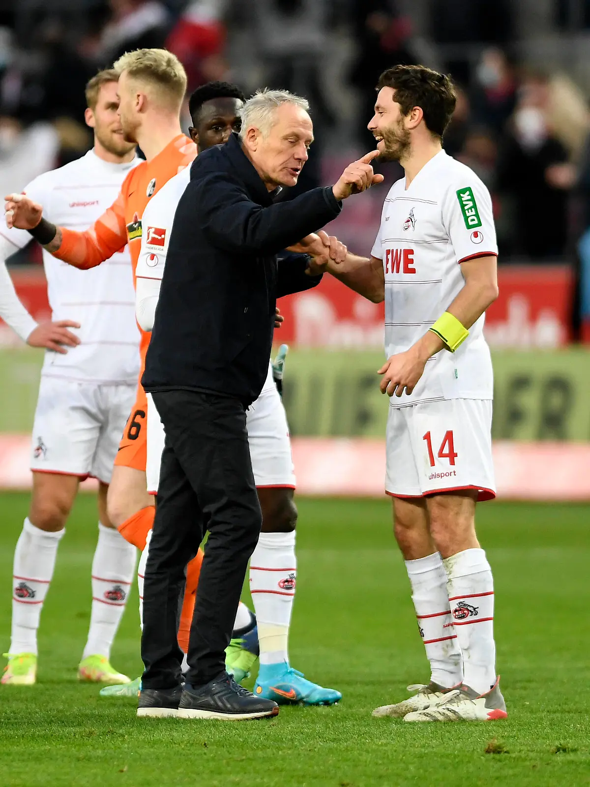 05.02.2022, Koeln, Deutschland, RheinEnergieSTADION, 1. FC Koeln vs. SC Freiburg - 1. Bundesliga, Trainer Christian Streich SC Freiburg und Jonas Hector 1. FC Koeln gestikuliert, gestik Foto Ralf Treese DFB / DFL REGULATIONS PROHIBIT ANY USE OF PHOTOGRAPHS AS IMAGE SEQUENCES AND/OR QUASI-VIDEO. Koeln RheinEnergieSTADION Nordrhein-Westfalen Deutschland *** 05 02 2022, Koeln, Germany, RheinEnergieSTADION, 1 FC Koeln vs SC Freiburg 1 Bundesliga, coach Christian Streich SC Freiburg and Jonas Hector 1 FC Koeln gestures, gestures photo Ralf Treese DFB DFL REGULATIONS PROHIBIT ANY USE OF PHOTOGRAPHS AS IMAGE SEQUENCES AND OR QUASI VIDEO Koeln RheinEnergieSTADION Nordrhein Westfalen Germany PUBLICATIONxINxGERxSUIxAUTxONLY 521_KOESCF20220205_022 Treese-521 