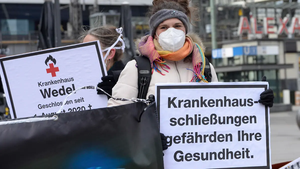 07 . 04 . 2021 , Berlin / Mitte : Das Bündnis Klinikrettung demonstriert auf dem Alexanderplatz gegen bundesweite Klinikschließungen . Trotz Corona Pandemie wurden im letzten Jahr 20 Kliniken geschlossen . *** 07 04 2021 , Berlin Mitte The Alliance Clinic Rescue demonstrates on Alexanderplatz against nationwide clinic closures Despite Corona pandemic, 20 clinics were closed last year