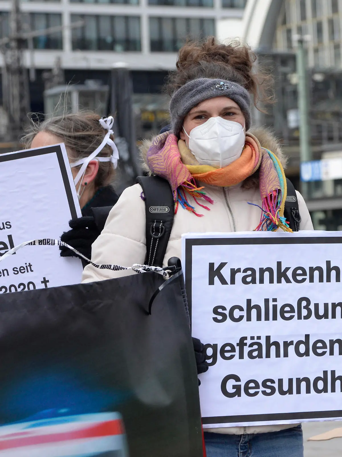  07 . 04 . 2021 , Berlin / Mitte : Das Bündnis Klinikrettung demonstriert auf dem Alexanderplatz gegen bundesweite Klinikschließungen . Trotz Corona Pandemie wurden im letzten Jahr 20 Kliniken geschlossen . *** 07 04 2021 , Berlin Mitte The Alliance Clinic Rescue demonstrates on Alexanderplatz against nationwide clinic closures Despite Corona pandemic, 20 clinics were closed last year