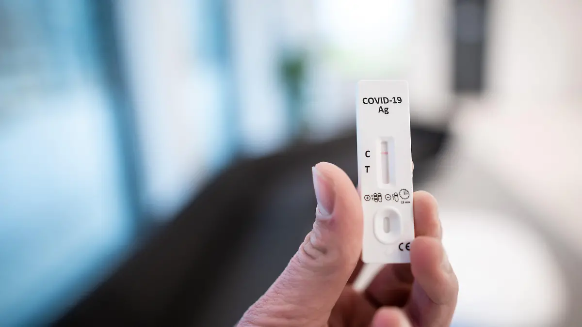 ARCHIV - 11.03.2021, Nordrhein-Westfalen, Essen: Ein Mann hält einen Corona-Schnelltest in der Hand. (gestellte Szene)(zu dpa "Ruhrgebietsstädte wollen mit Tests von Corona-Notbremse abweichen") Foto: Fabian Strauch/dpa +++ dpa-Bildfunk +++