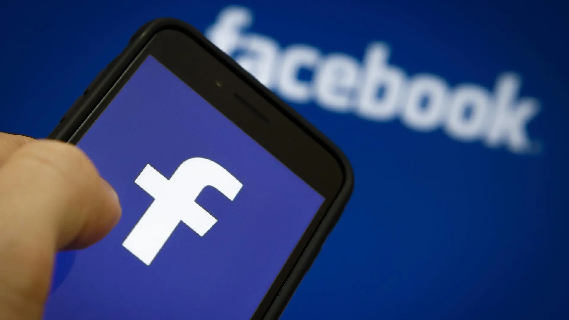 Das Logo des Social Media Plattform Facebook wird auf einem Smartphone angezeigt. Berlin, 04.10.2018. Berlin Deutschland *** The logo of the social media platform Facebook is displayed on a smartphone Berlin 04 10 2018 Berlin Germany PUBLICATIONxINxGERxSUIxAUTxONLY Copyright: xThomasxTrutschel/photothek.netx