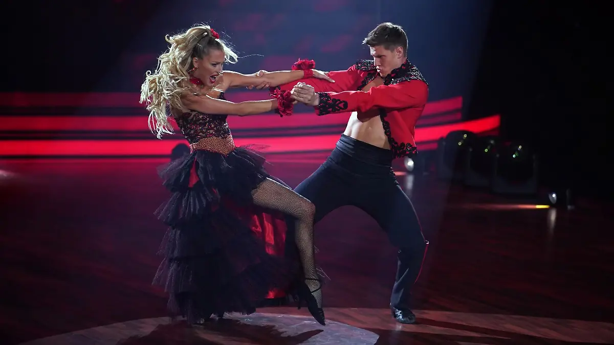 Für Patricija Belousova und Simon Zachenhuber ist es in Show 5 Zeit für einen Jive!