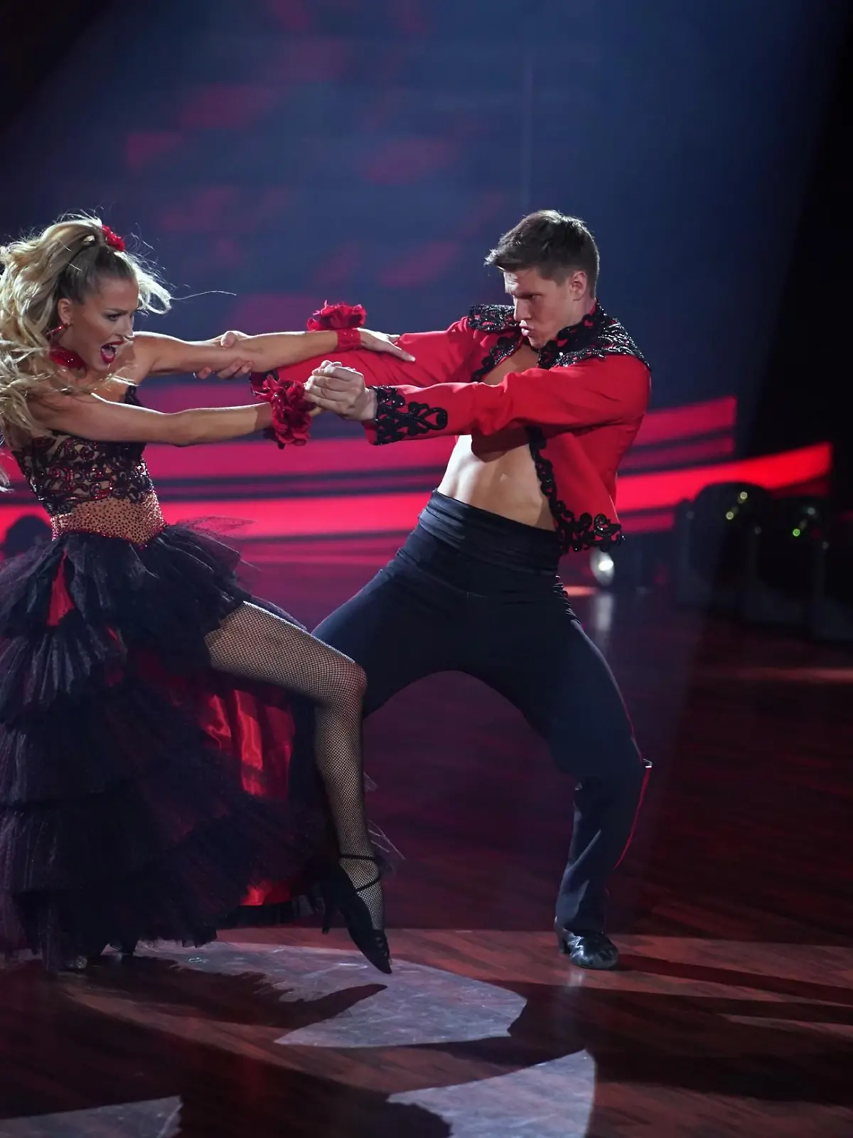 Für Patricija Belousova und Simon Zachenhuber ist es in Show 5 Zeit für einen Jive!
