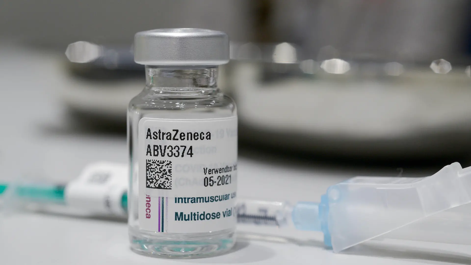GERMANY, corona vaccine GERMANY, Hamburg, corona pandemic, largest vaccination center in Germany, for daily max 7000 people, empty vials of british vaccine AstraZeneca *** DEUTSCHLAND, Hamburg, Corona Pandemie, Impfzentrum der KVH und Sozialbehörde Hamburg in den Messehallen, groesstes Impfzentrum Deutschlands fuer bis zu 7000 Menschen taeglich, leere Glasflaeschchen des britischen Impfstoff AstraZeneca nach dem Aufziehen auf Spritzen Hamburg Germany