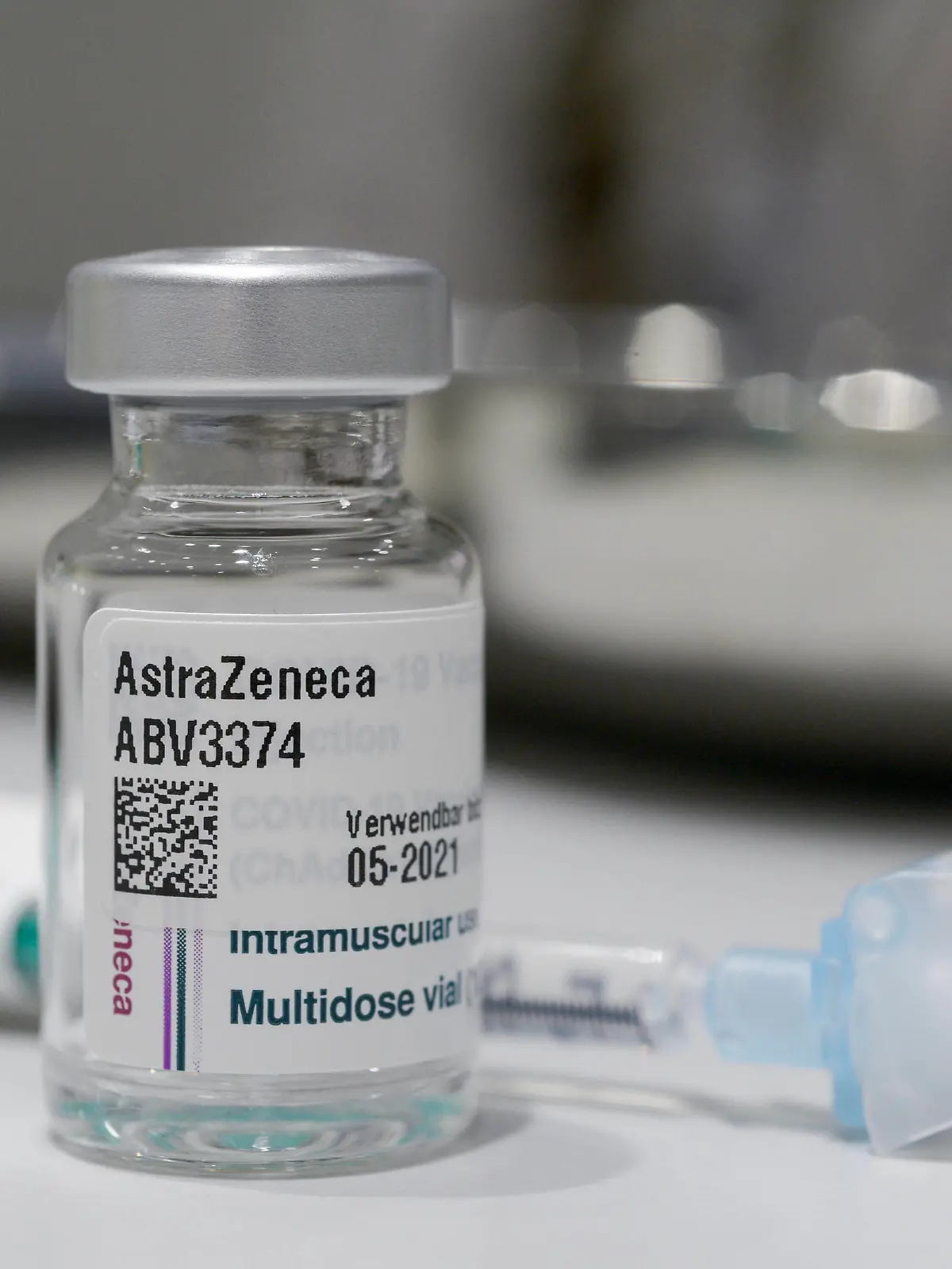  GERMANY, corona vaccine GERMANY, Hamburg, corona pandemic, largest vaccination center in Germany, for daily max 7000 people, empty vials of british vaccine AstraZeneca *** DEUTSCHLAND, Hamburg, Corona Pandemie, Impfzentrum der KVH und Sozialbehörde Hamburg in den Messehallen, groesstes Impfzentrum Deutschlands fuer bis zu 7000 Menschen taeglich, leere Glasflaeschchen des britischen Impfstoff AstraZeneca nach dem Aufziehen auf Spritzen Hamburg Germany