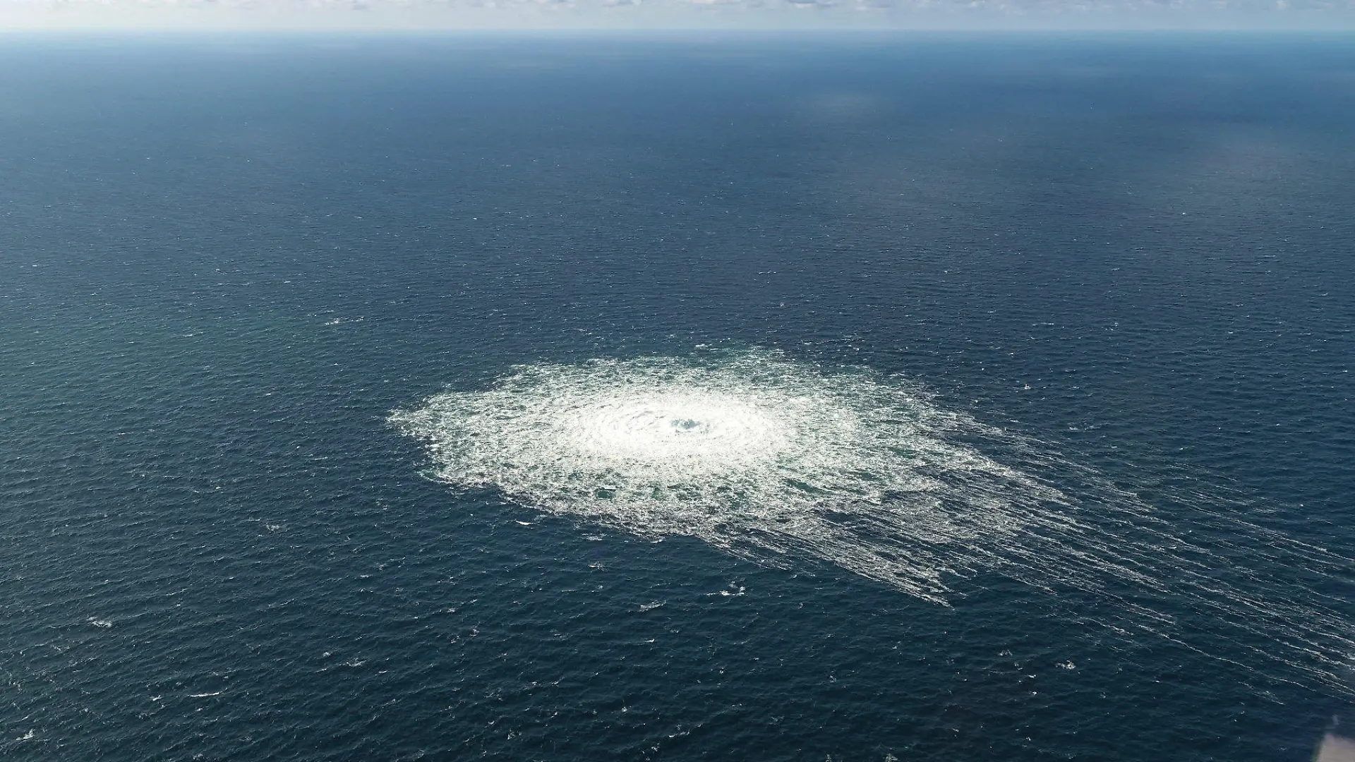 ARCHIV - 27.09.2022, Dänemark, Bornholm: HANDOUT - Das vom dänischen Verteidigungskommando zur Verfügung gestellte Foto zeigt das Nord Stream 2-Gasleck in der Nähe von Bornholm aus der Luft. Vier Tage vor den Explosionen an den Nord-Stream-Pipelines hat ein dänisches Patrouillenboot einem Bericht zufolge 112 Fotos von russischen Schiffen in der Nähe der Leitungen gemacht. (zu dpa "Medien: Russische Schiffe vor Nord-Stream-Explosionen fotografiert") Foto: -/Danish Defence Command/dpa - ACHTUNG: Nur zur redaktionellen Verwendung im Zusammenhang mit der aktuellen Berichterstattung und nur mit vollständiger Nennung des vorstehenden Credits +++ dpa-Bildfunk +++