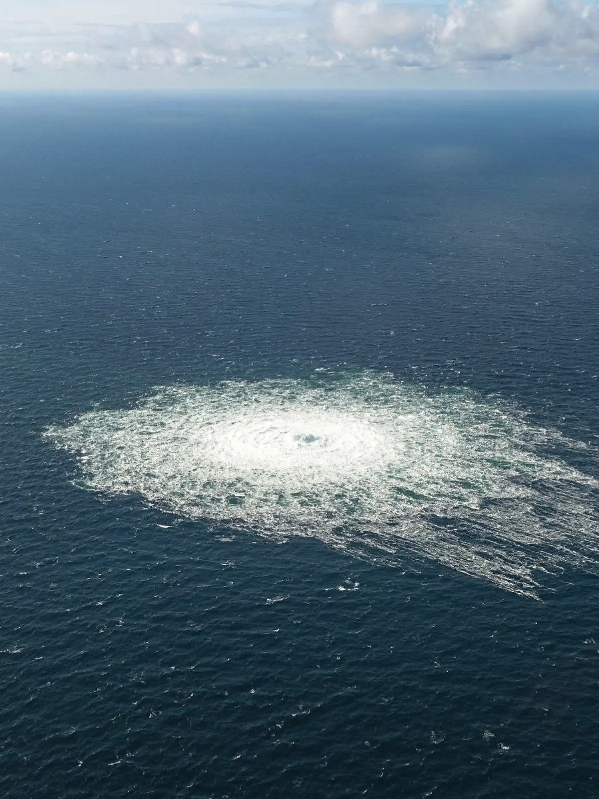 ARCHIV - 27.09.2022, Dänemark, Bornholm: HANDOUT - Das vom dänischen Verteidigungskommando zur Verfügung gestellte Foto zeigt das Nord Stream 2-Gasleck in der Nähe von Bornholm aus der Luft.  Vier Tage vor den Explosionen an den Nord-Stream-Pipelines hat ein dänisches Patrouillenboot einem Bericht zufolge 112 Fotos von russischen Schiffen in der Nähe der Leitungen gemacht. (zu dpa "Medien: Russische Schiffe vor Nord-Stream-Explosionen fotografiert") Foto: -/Danish Defence Command/dpa - ACHTUNG: Nur zur redaktionellen Verwendung im Zusammenhang mit der aktuellen Berichterstattung und nur mit vollständiger Nennung des vorstehenden Credits +++ dpa-Bildfunk +++