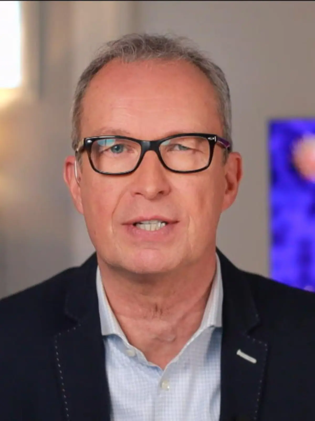 "Wirklich eine schwierige Situation", sagt Dr. Specht. Warum die EMA die Risikogruppe für Sinusvenen-Thrombosen nicht genauer eingrenzt, erklärt er im Video.