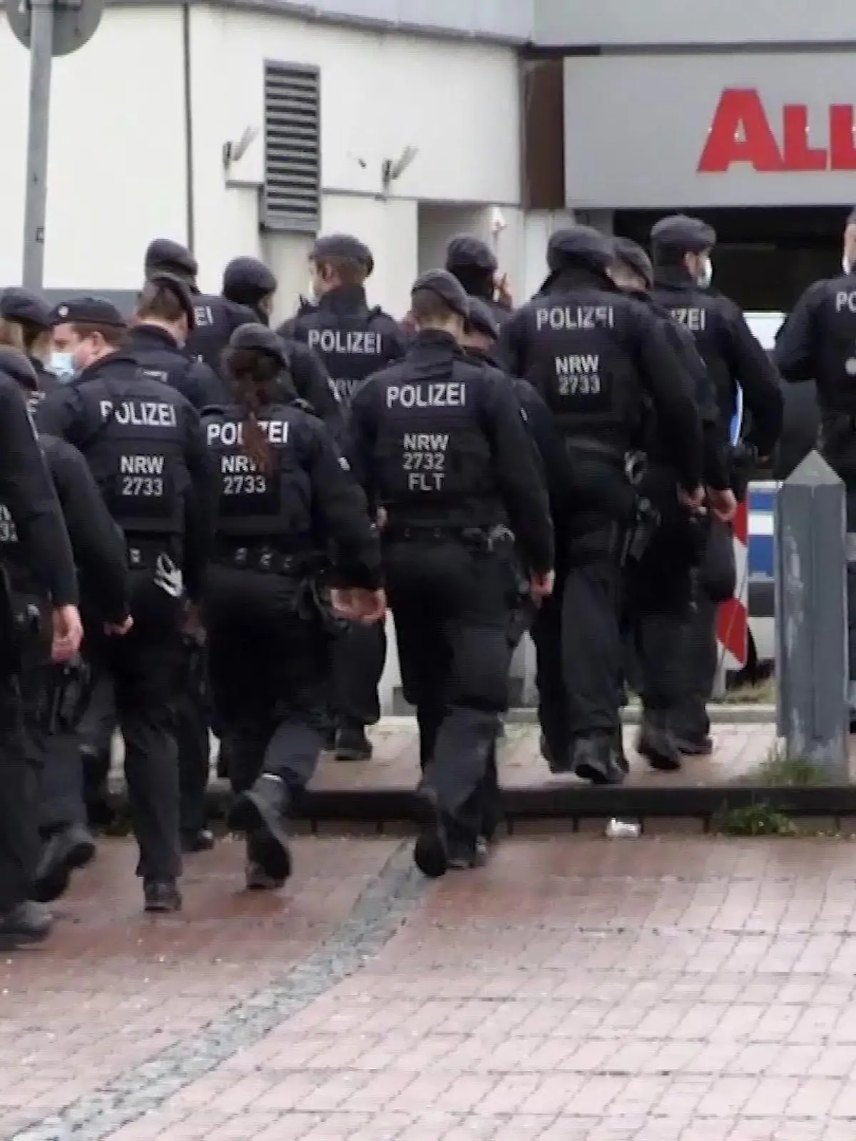 Essen: Polizei am Allee-Center im Großeinsatz