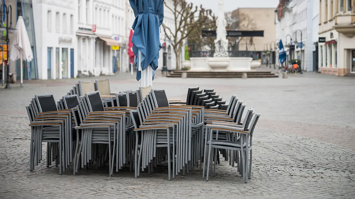 05.04.2021, Saarland, Saarbrücken: In der Innenstadt stehen im Außenbereich einer Gastronomie Stühle. Am morgigen Dienstag darf Außengastronomie unter Auflagen wieder öffnen. Foto: Oliver Dietze/dpa +++ dpa-Bildfunk +++
