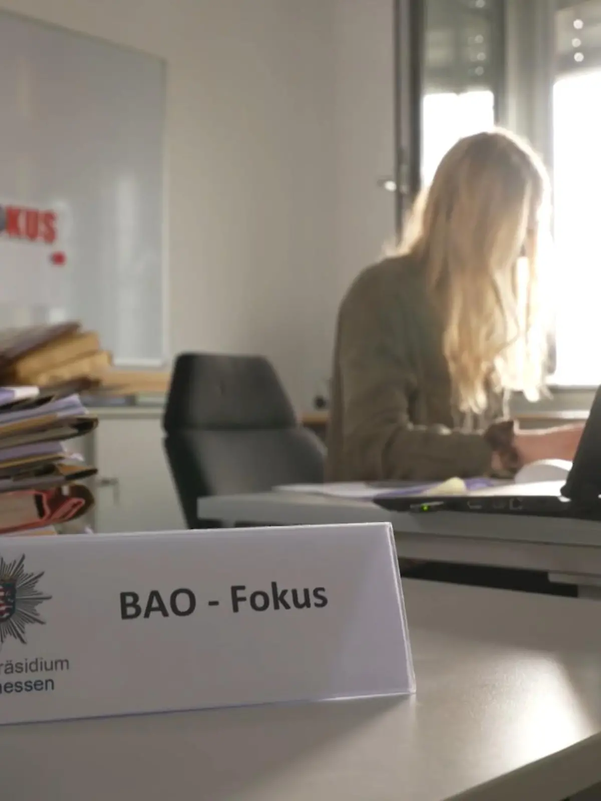 Sie haben ein Ziel in ihrem Job: Kinder und Jugendliche vor sexuellem Missbrauch und Kinderpornografie zu schützen. Seit einigen Monaten hat die hessische Polizei eine Besondere Aufbauorganisation (BAO) mit dem Namen FOKUS. Fokus steht hierbei für „Fallübergreifende Organisationsstruktur gegen Kinderpornografie und Sexuellen Missbrauch“. 130 Beamte befassen sich ausschließlich mit der Bekämpfung von sexuellem Missbrauch Schutzbefohlener. Sich Fotos und Video von Kindern in obszönen Posen anzuschauen, ist der Berufsalltag von Kriminaloberkommissarin Sarah Schneider aus Gießen.