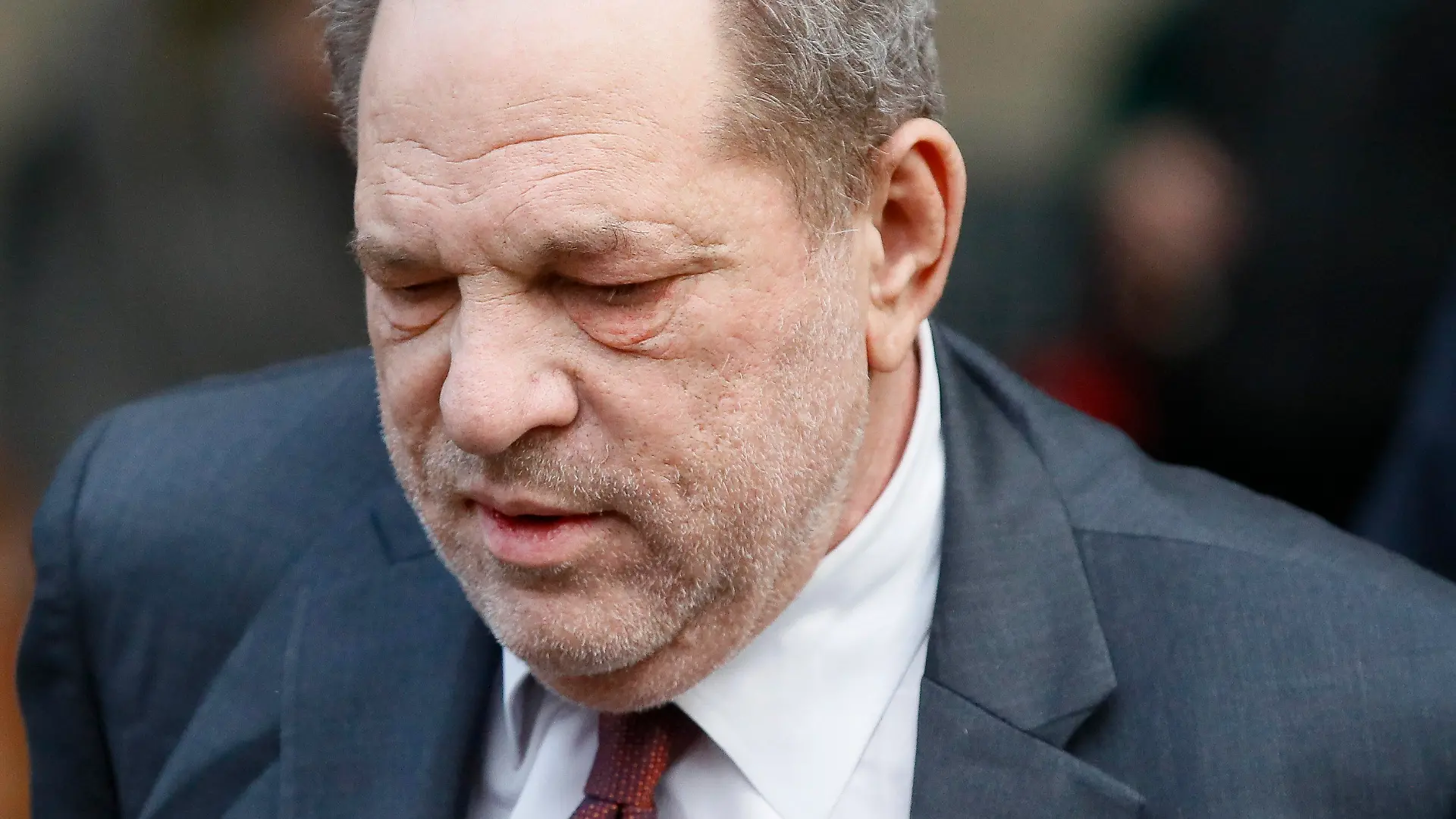 ARCHIV - 20.02.2020, USA, New York: Harvey Weinstein, ehemaliger Filmproduzent aus den USA, verlässt nach einem Prozesstag das Gerichtsgebäude. Der verurteilte Vergewaltiger und Ex-Filmmogul Weinstein will seinen Prozess neu aufrollen lassen. Foto: John Minchillo/AP/dpa +++ dpa-Bildfunk +++