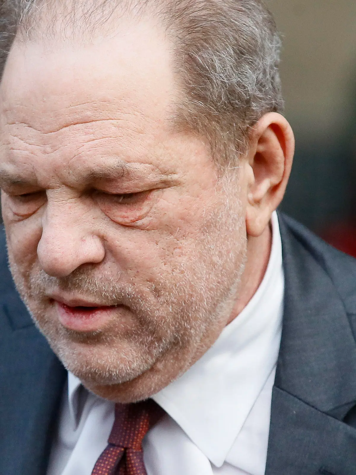 ARCHIV - 20.02.2020, USA, New York: Harvey Weinstein, ehemaliger Filmproduzent aus den USA, verlässt nach einem Prozesstag das Gerichtsgebäude. Der verurteilte Vergewaltiger und Ex-Filmmogul Weinstein will seinen Prozess neu aufrollen lassen. Foto: John Minchillo/AP/dpa +++ dpa-Bildfunk +++