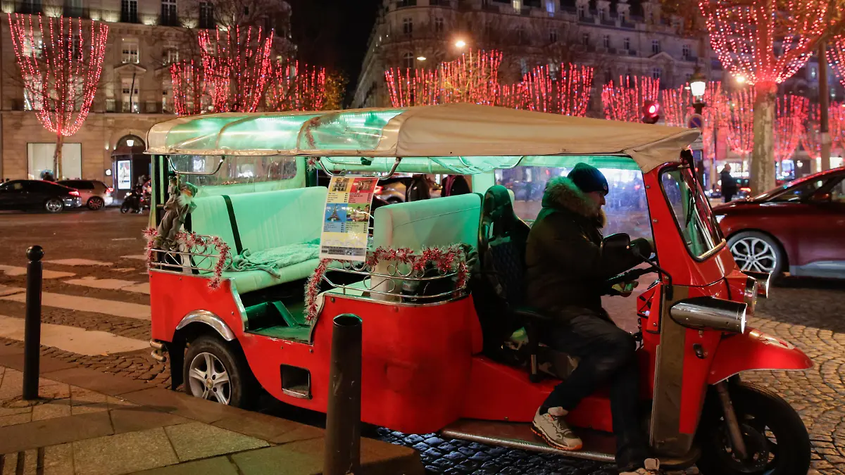 PARIS, FRANCE - DECEMBER 22: Trees covered by spotlights for Christmas are seen at the Champs-Elysees Avenue in Paris, France on December 22, 2021. Geoffroy Van der Hasselt / Anadolu Agency