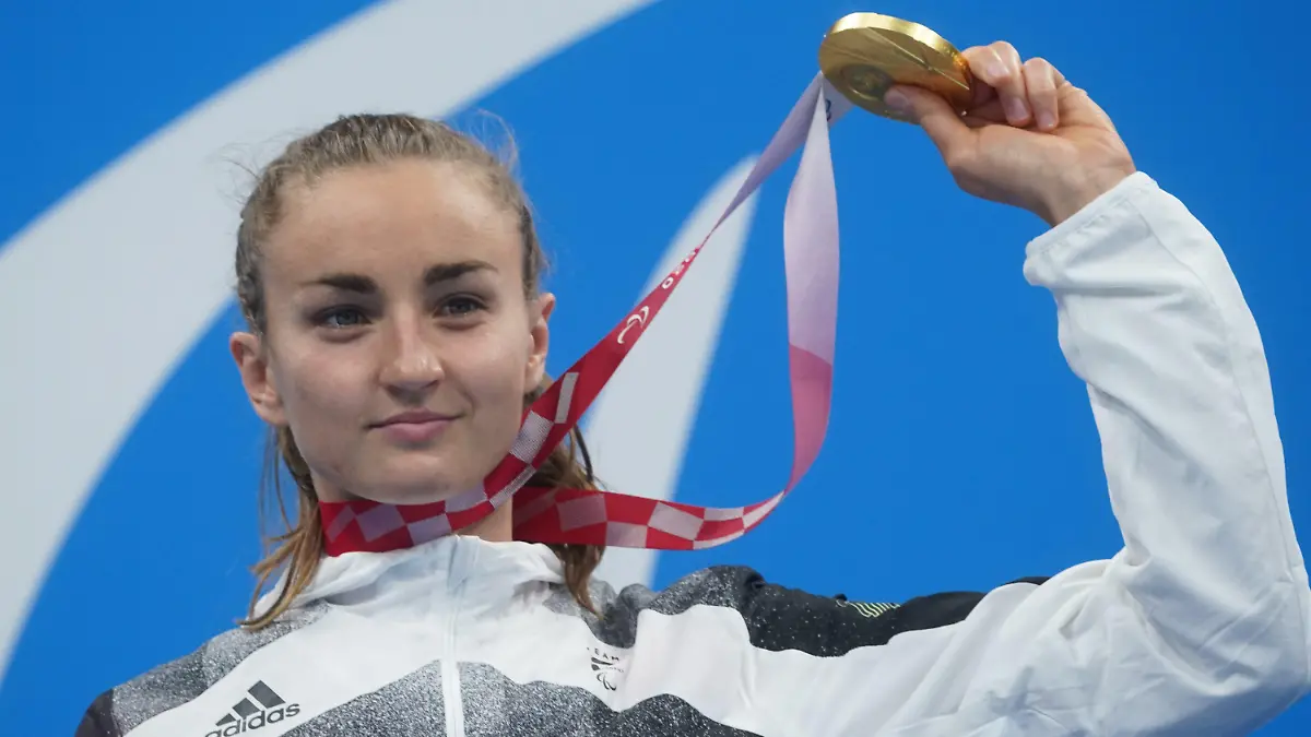 ARCHIV - 01.09.2021, NA, Berlin: Elena Semechin (geb. Krawzow) feiert ihre Goldmedaille über 100 Meter Brust bei den Paralympics in Tokio. Die Schwimmerin kann nach ihrer Krebs-Erkrankung wieder sportlich durchstarten. (zu dpa: «Para-Schwimmerin Semechin nach Chemotherapie wieder bei Wettkämpfen») Foto: Marcus Brandt/dpa +++ dpa-Bildfunk +++