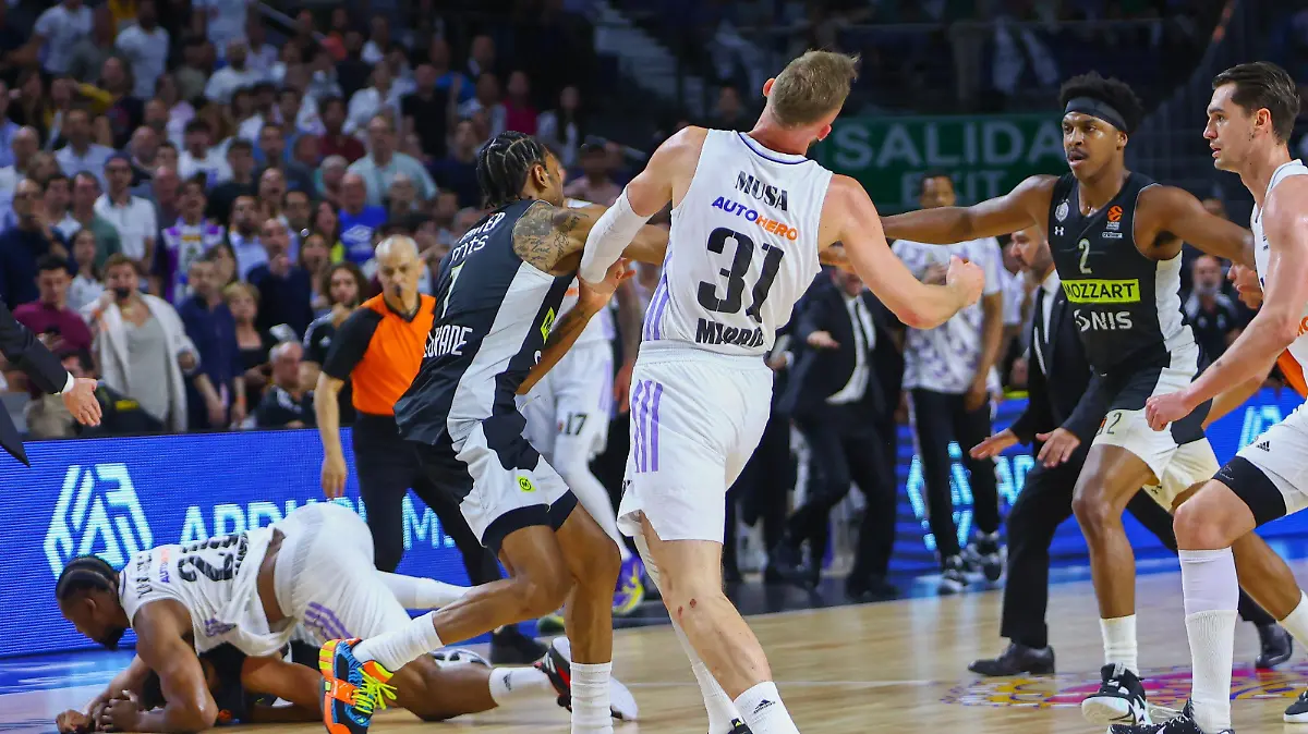 27th April 2023 Wizink Center Madrid Spain Turkish Airlines Euroleague Basketball Playoff Game 2 Real Madrid vs Partizan Mozzart Bet Belgrade fight between Real Madrid and Partizan players during the game, Dzanan Musa Real Madrid 900/Cordon Press *** 27th April 2023 Wizink Center Madrid Spain Turkish Airlines Euroleague Basketball Playoff Game 2 Real Madrid vs Partizan Mozzart Bet Belgrade fight between Real Madrid and Partizan players during the game, Dzanan Musa Real Madrid 900 Cordon Press PUBLICATIONxNOTxINxFRAxESP 900/CordonxPress Baloncesto