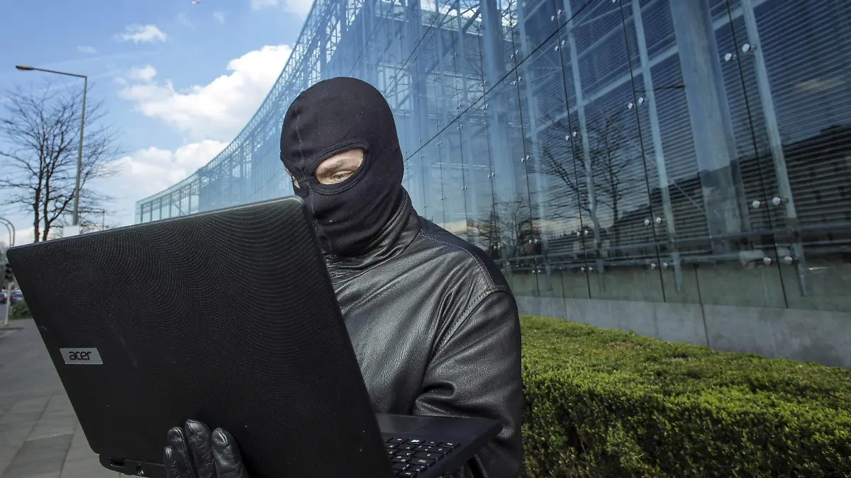 Hacker vor dem Neven DuMont Haus. Köln, 10.04.2016 Foto:xC.xHardtx/xFuturexImage
Hacker before the Neven Dumont House Cologne 10 04 2016 Photo XC xHardtx xFuturexImage