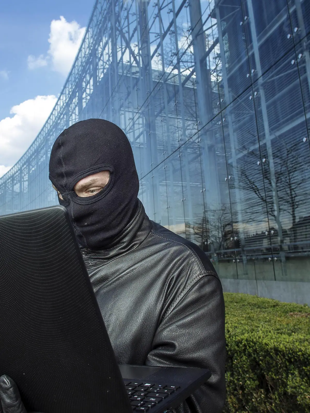 Hacker vor dem Neven DuMont Haus. Köln, 10.04.2016 Foto:xC.xHardtx/xFuturexImage

Hacker before the Neven Dumont House Cologne 10 04 2016 Photo XC xHardtx xFuturexImage