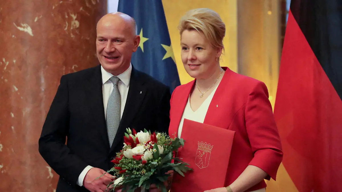 FILE PHOTO: Newly elected Mayor of Berlin Kai Wegner and his predecessor and designated Berlin Senator for Economics and Energy Franziska Giffey look on at the city's town hall Rotes Rathaus (Red Townhall), in Berlin, Germany, April 27, 2023. REUTERS/Nadja Wohlleben/File Photo